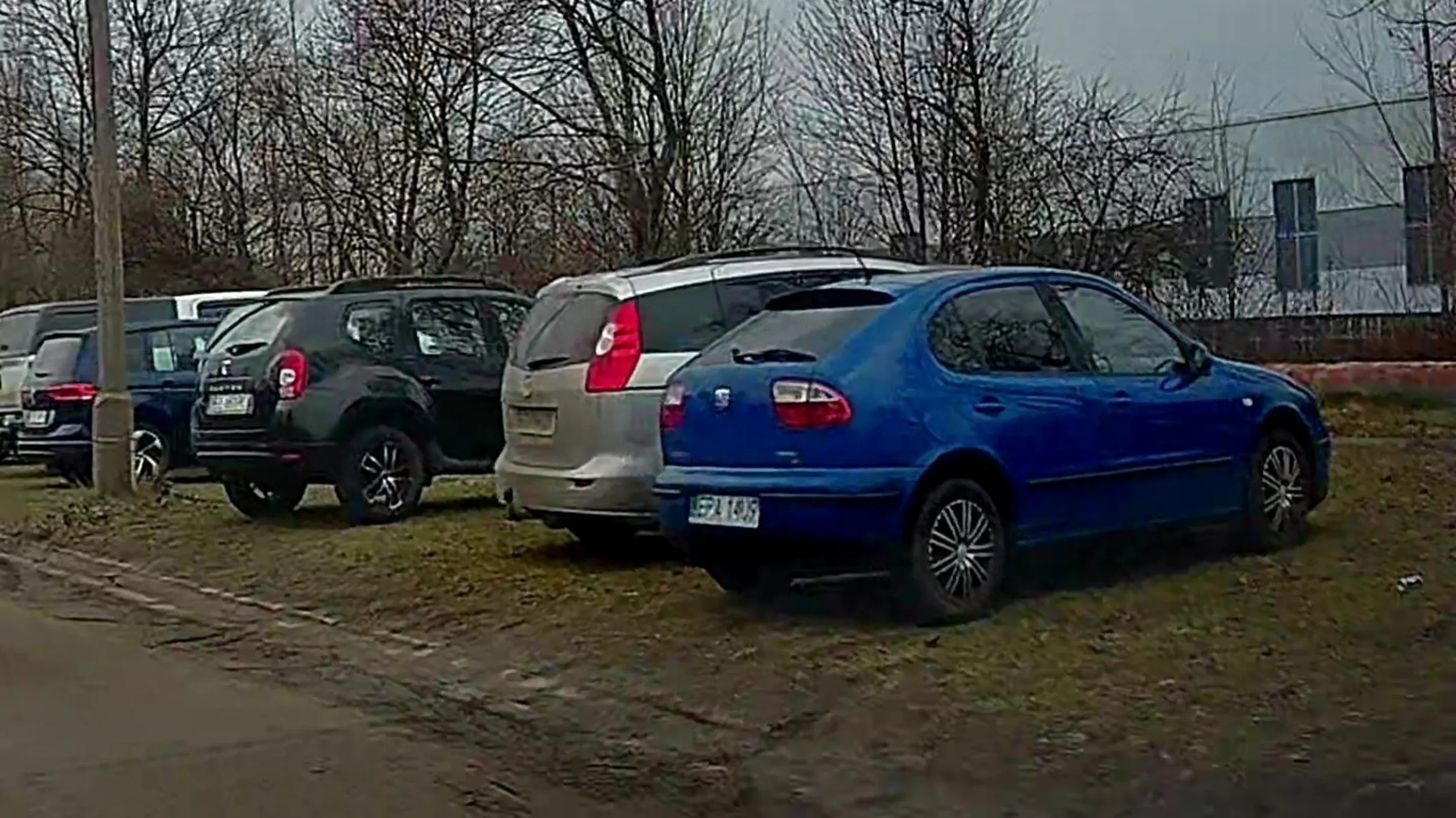 Rozjeżdża trawniki w Łodzi