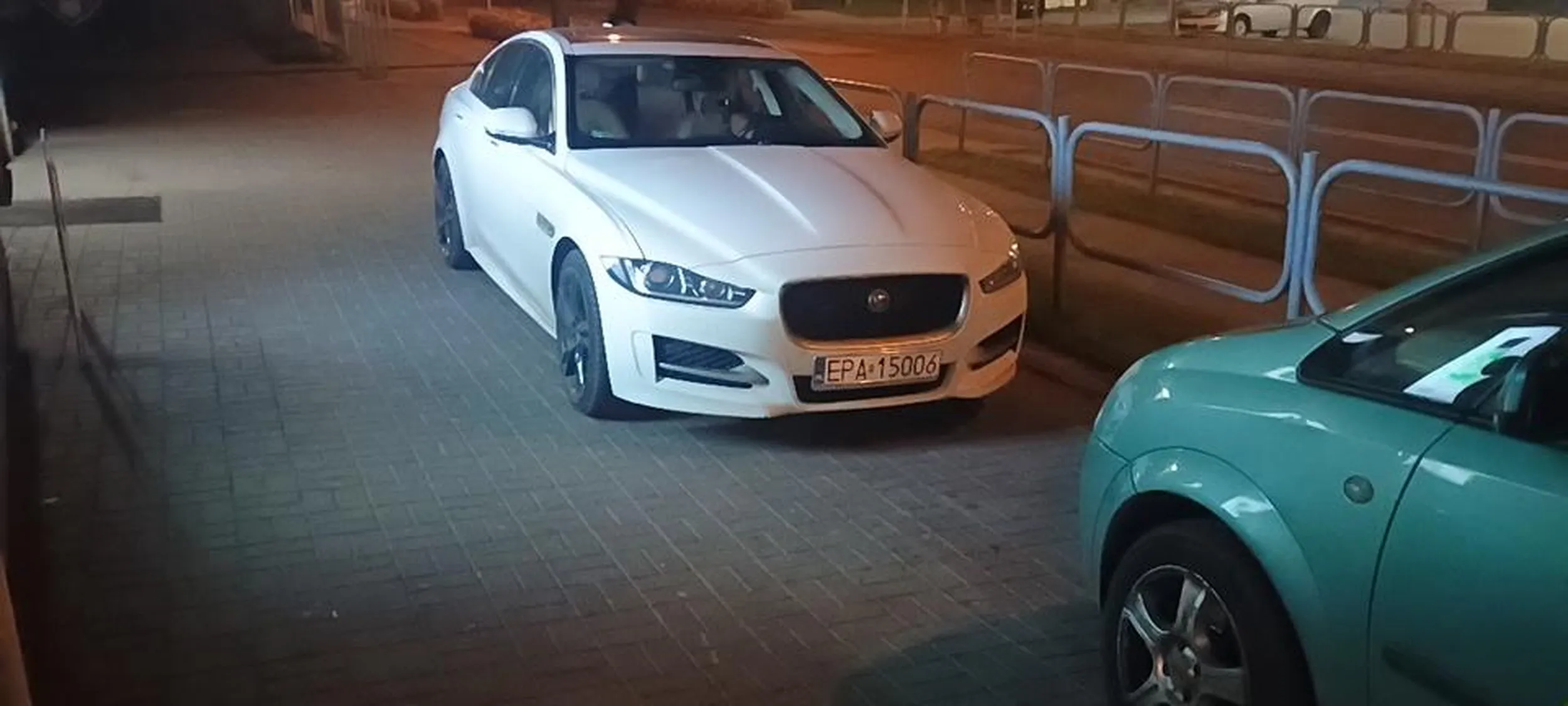 Tak osoba stanęła i mnie zastawiła i nie ma możliwości wyjazdu bez mózg poprostu