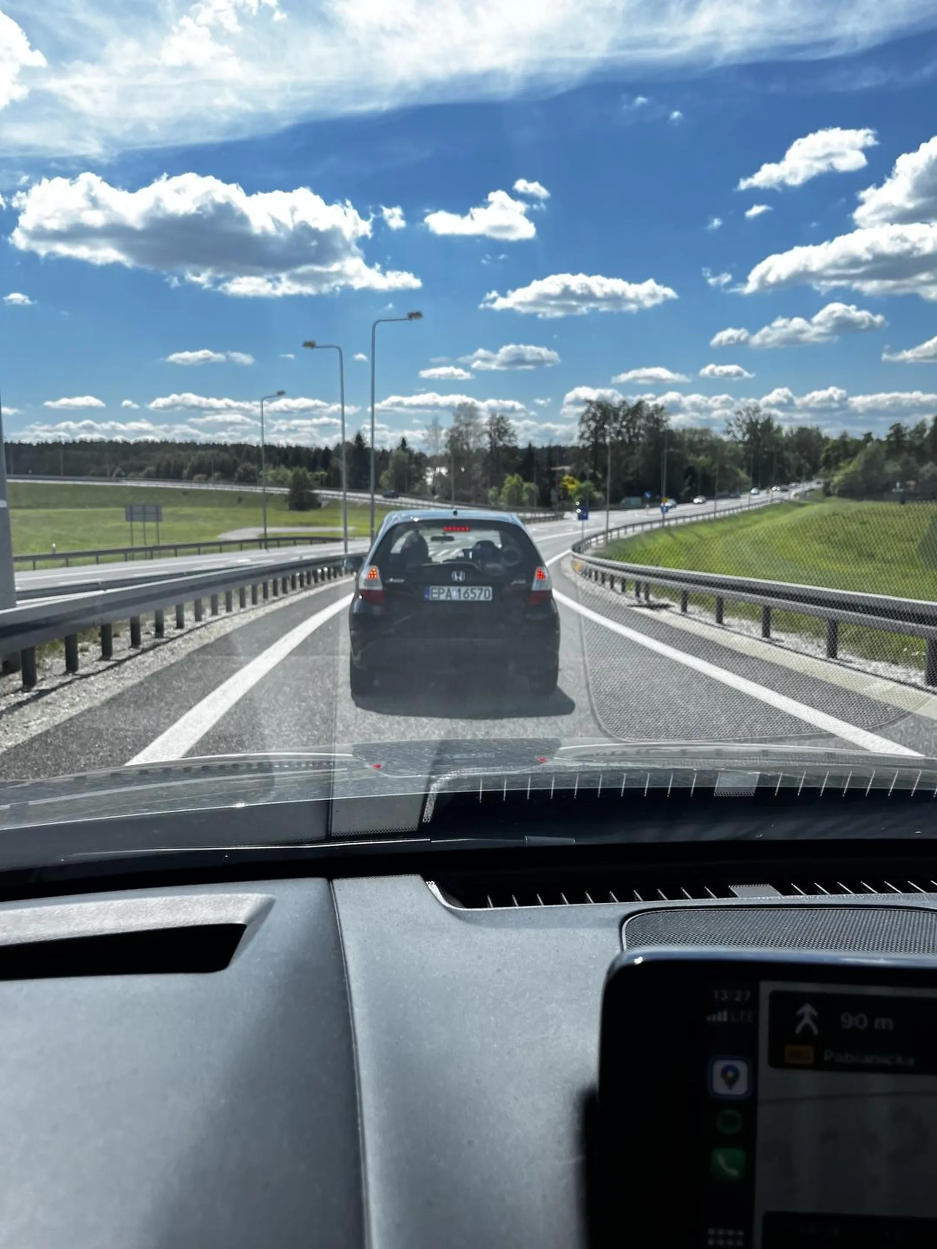 Cały zjazd z eSki jechała 30na godzine, gdy delikatnie trąbnąłem, żeby przyśpieszyła (serio delikatnie) to zwolniła do 15km/h co chwile hamując. Stworzyła celowo ogromne zagrożenie-nagranie z kamerki poleciało na stopham.