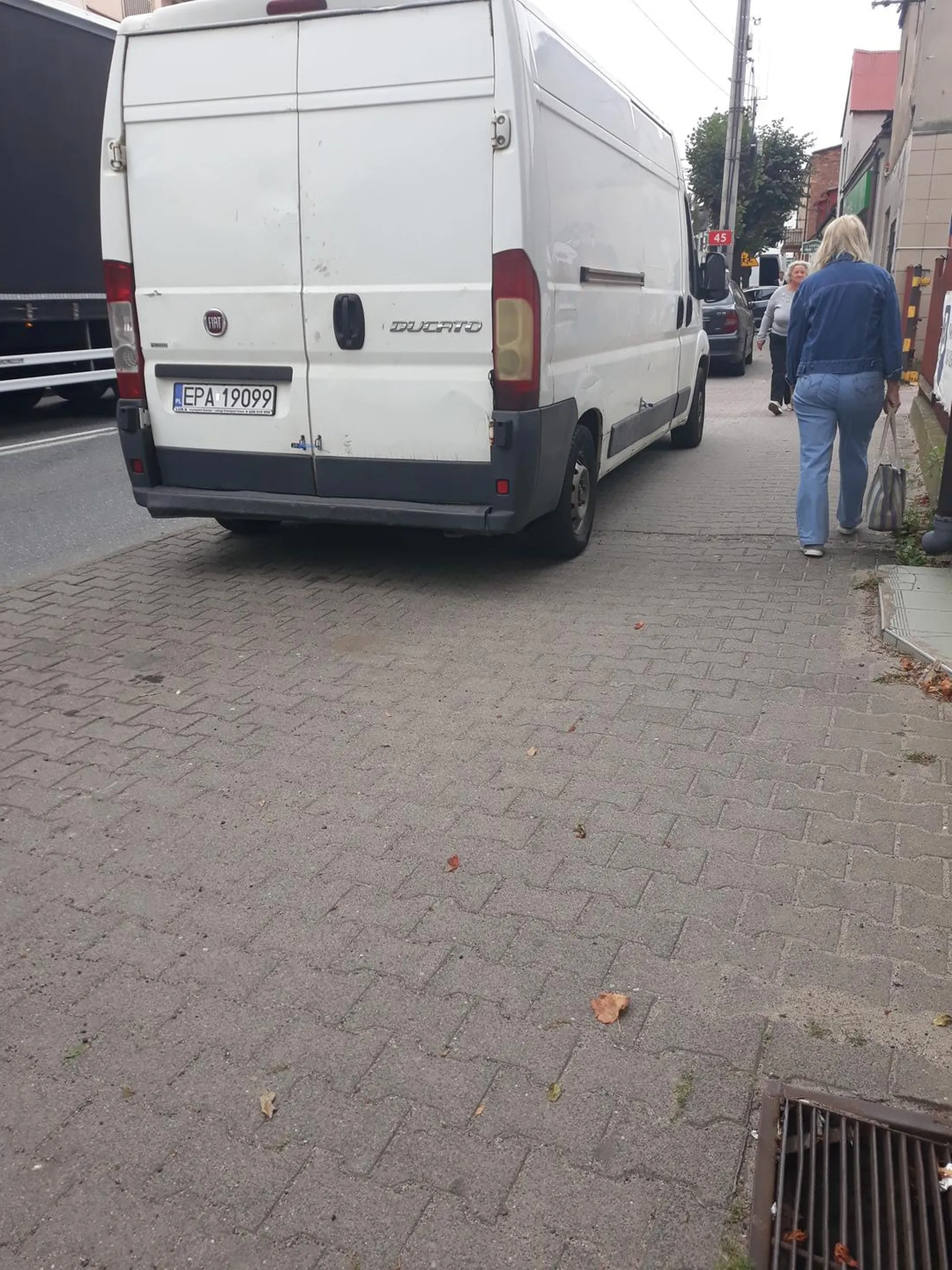 Nielegalne parkowanie na chodniku, przekroczona DMC powyżej 2,5T, zastawienie chodnika bez zachowania 1,5m dla pieszych.