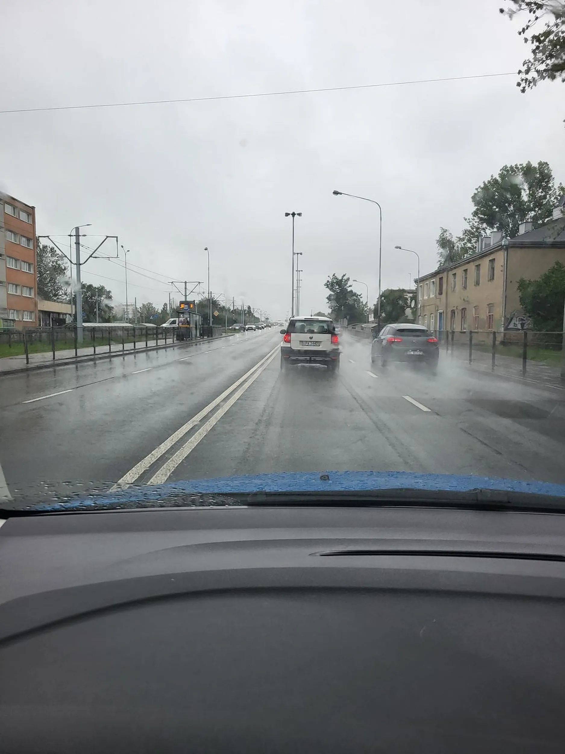 Kolejny co w deszczu nagle traci umiejętności kierowania pojazdem. No chyba, że nigdy ich nie miałeś. Na 50 jeździmy 50, a nie 30/h i nie hamujemy gwałtownie!