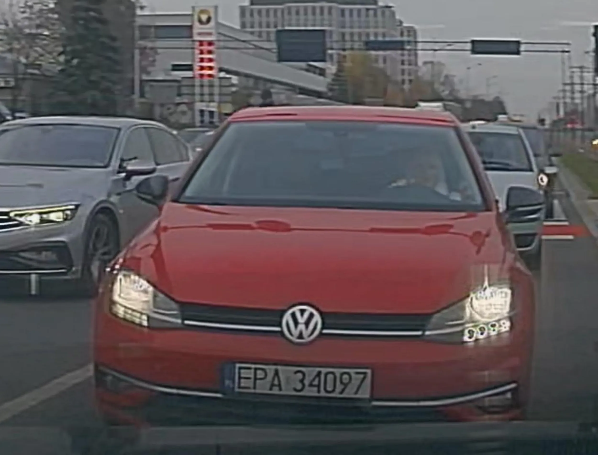 Blondix powinien poczytać o przepisach, a nie się wciskać i jeszcze trąbić.