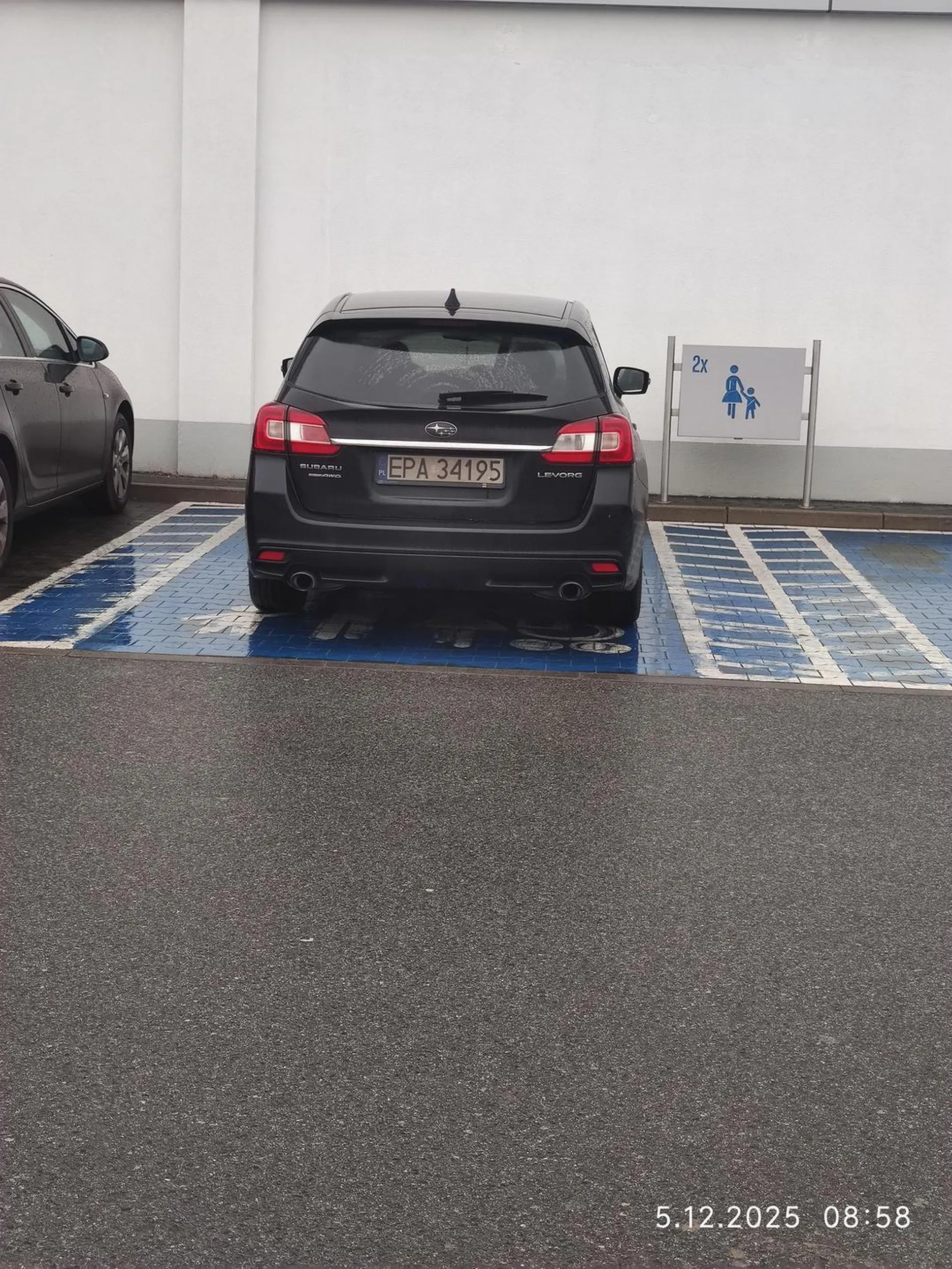 Dama przyjechała do Lidla na zakupy , tylko dziecka zapomniała ale na miejscu dla osób z dziećmi stanęła, druga kobieta z dwójką małych dzieci i wózkiem już nie miała gdzie zaparkować.