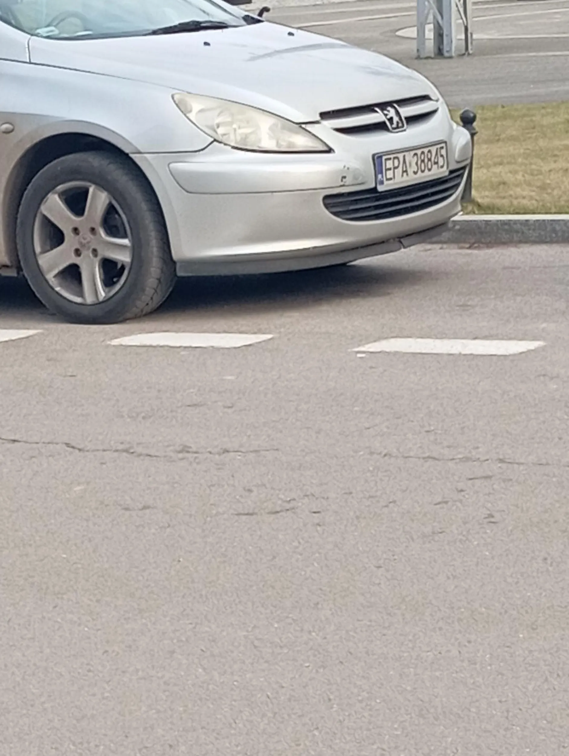 Walnoł mi w auto i ucieka z miejsca zdarzenia