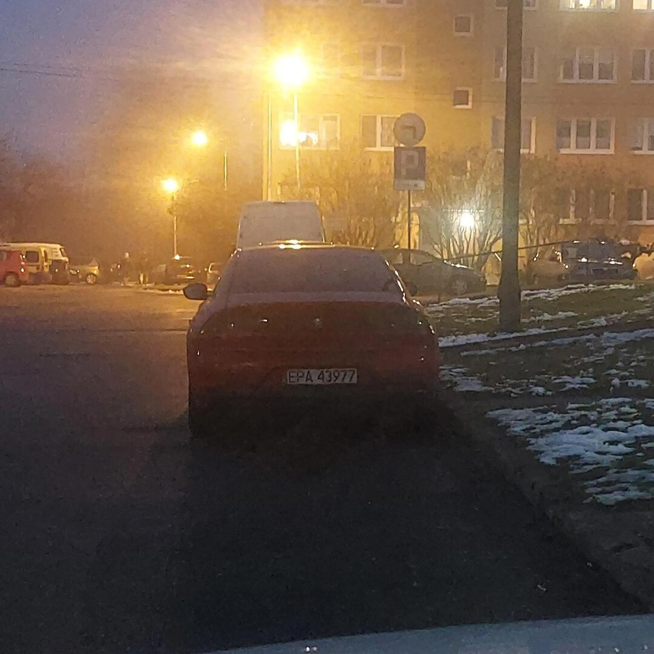 Uwaga na wariata jeździ po kraweznikach ,trąbi na wszystkich