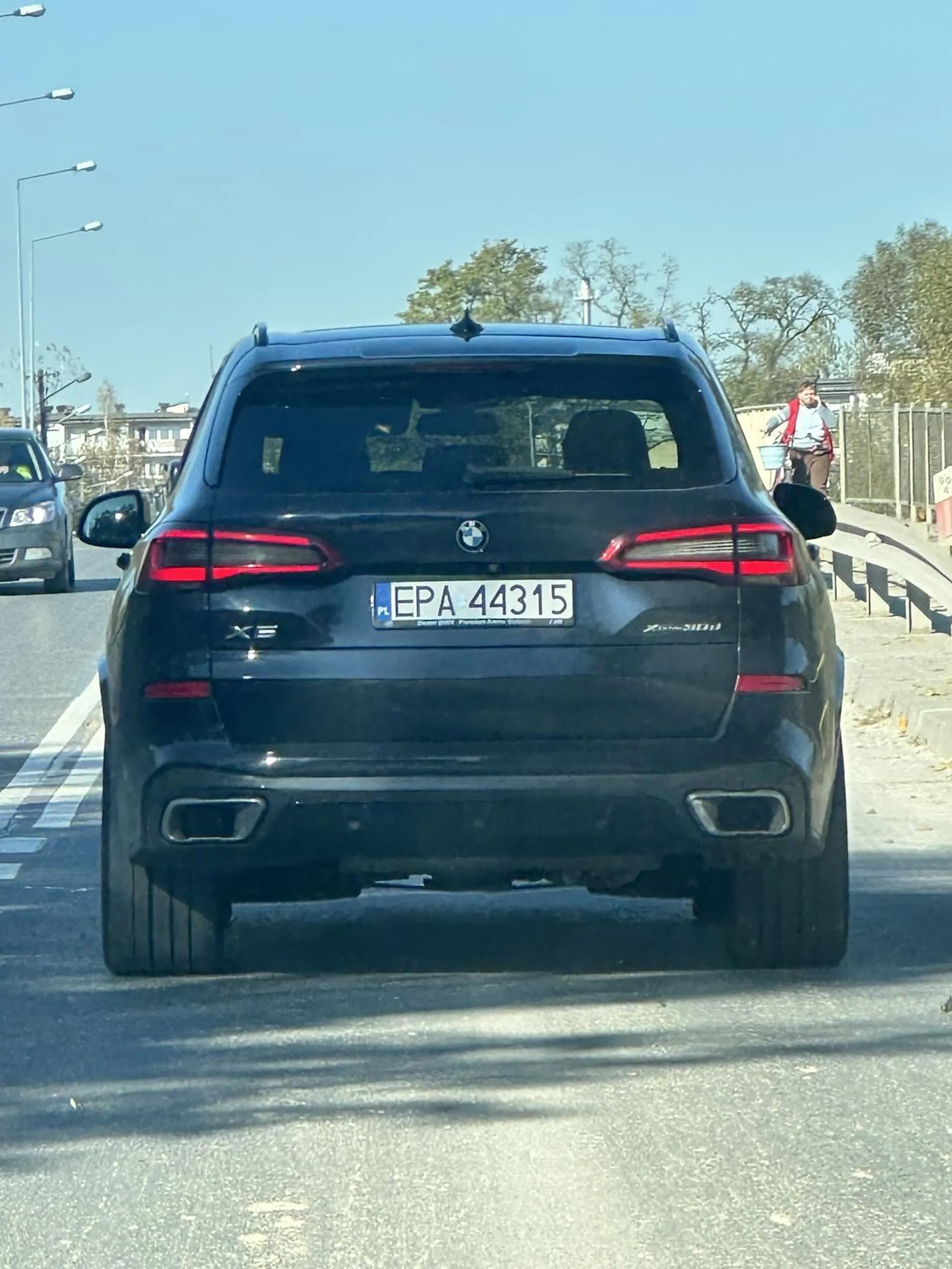 Kierowca wozu asenizacyjnego (bo inaczej nie da się określić bmw x5 w gnojowicy) prawo jazdy znalazł ewidentnie w chrupkach