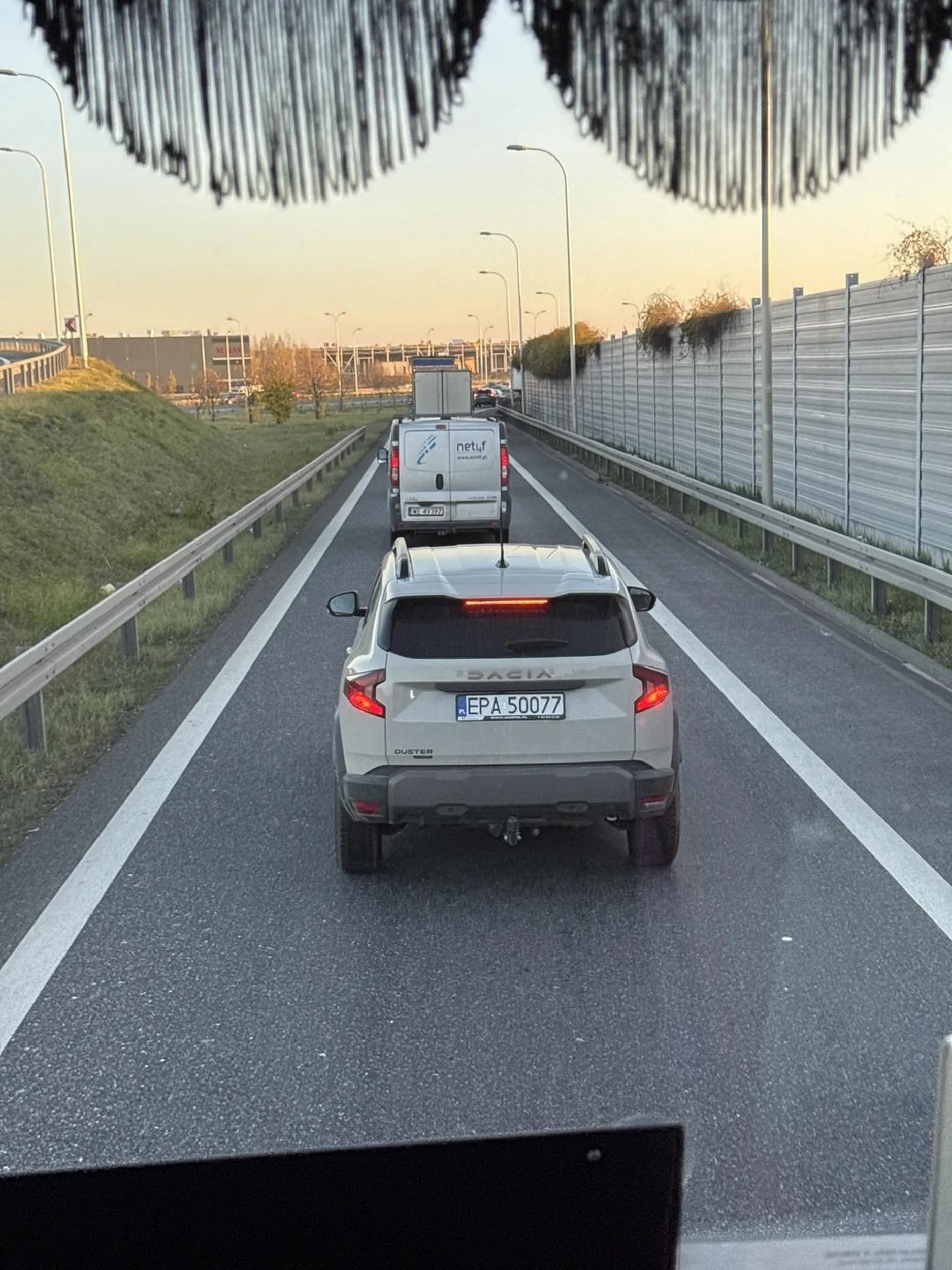 Kasztanie z tej Dacii jak się zjeżdża z trasy i widzisz że jest korek to się wcześniej zajmuje pas, a nie wpychasz się na cwaniaka i blokujesz pas zjeżdżającym w innym kierunku