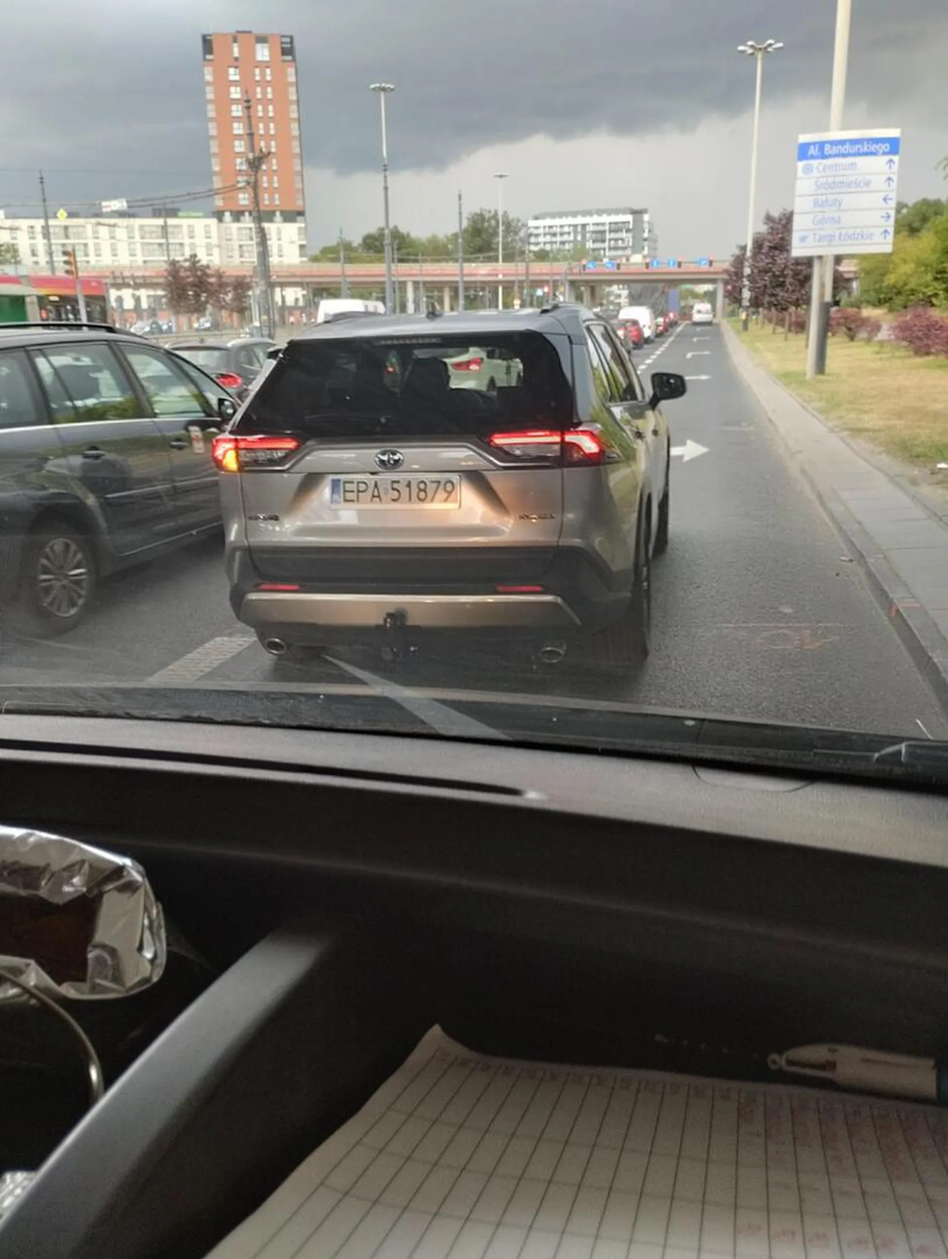 Baran wymusza pierwszeństwo ,blokuje prawy pas do skrętu żeby wbić się na środkowy