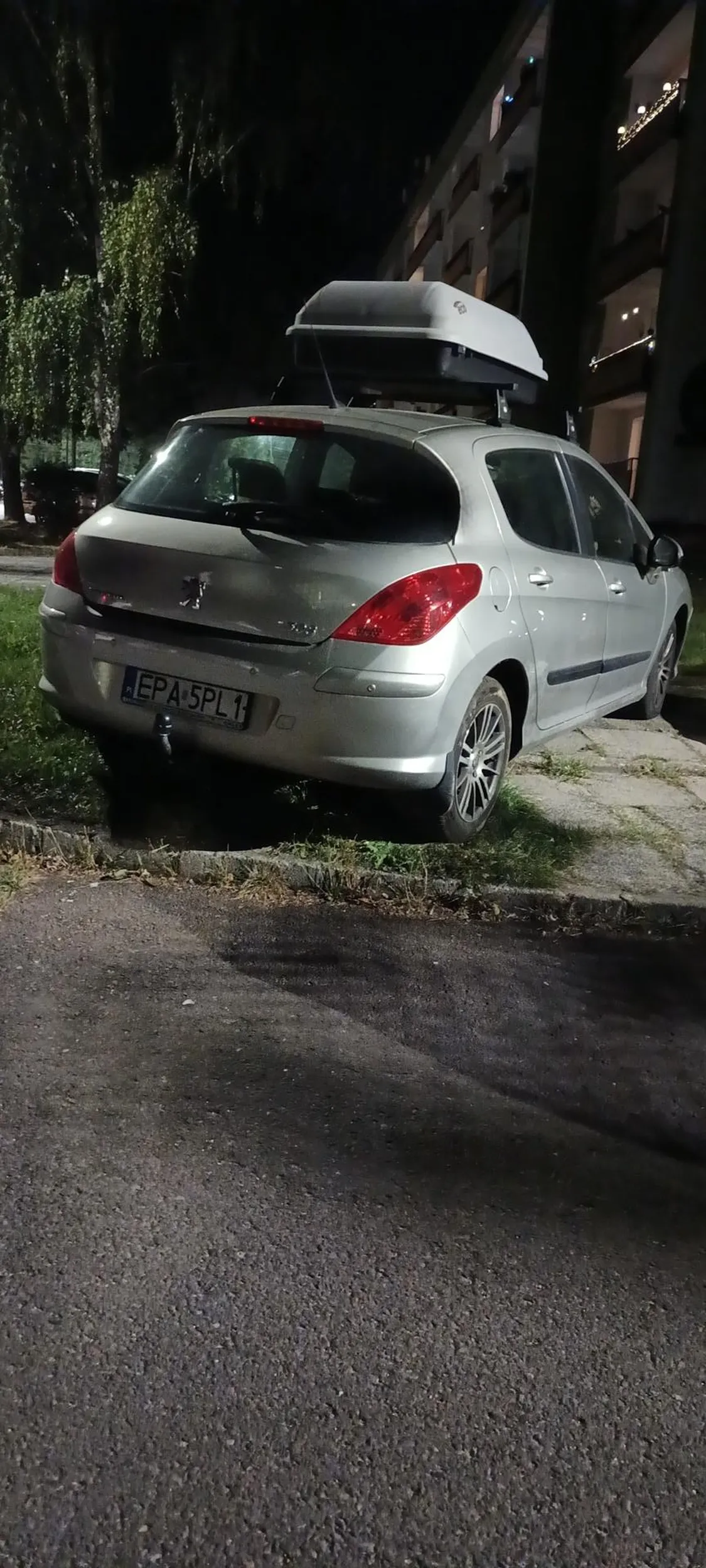 Gówniarz parkuje w przejściu na chodniku .ładnie masz nasrane . Łódź Olechów