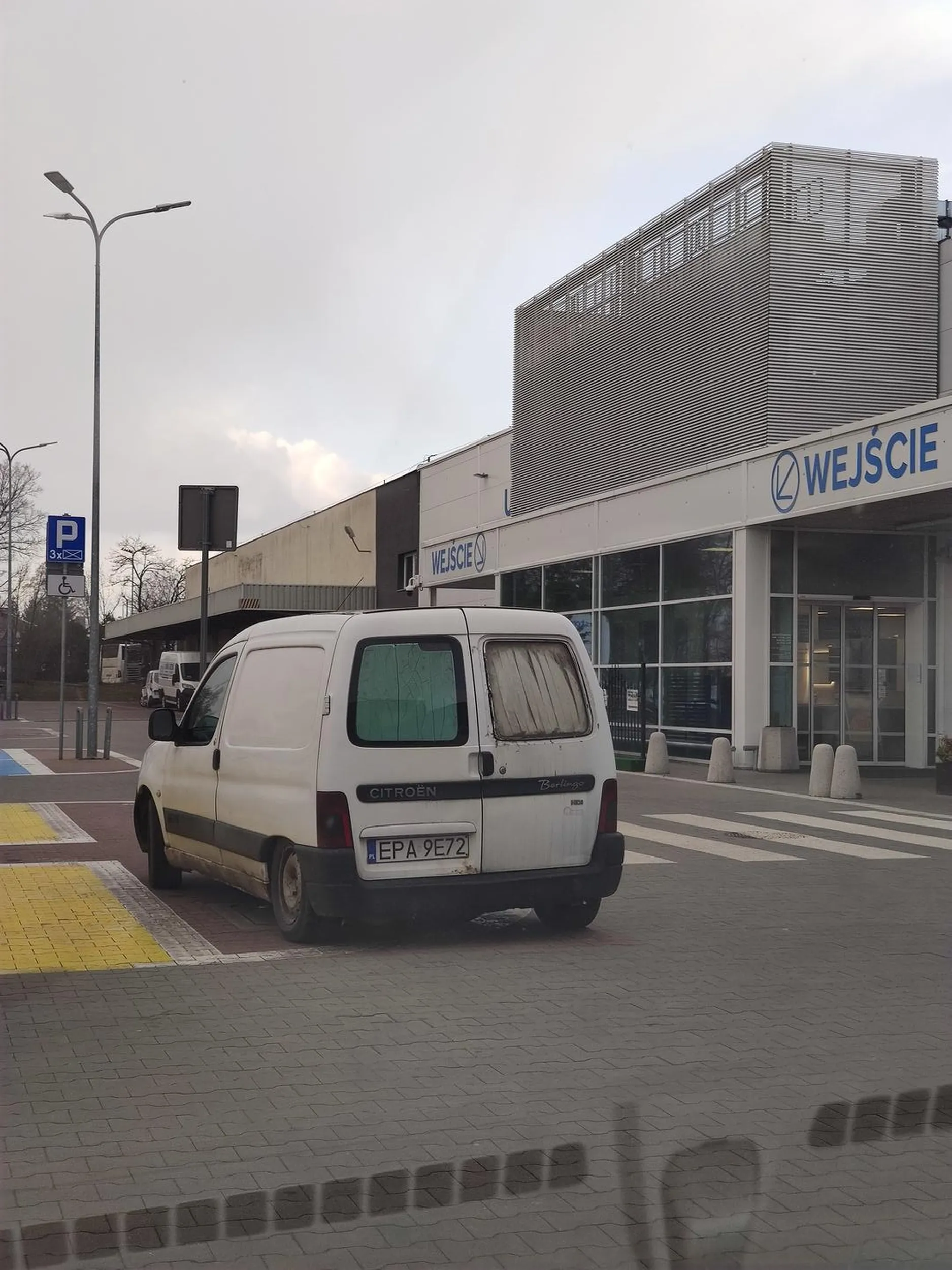 Parkuje gdzie chce, stwarza zagrożenie dla pieszych i ruchu. Samochód przeładowany i w fatalnym stanie zaparkowany na przejściu dla pieszych