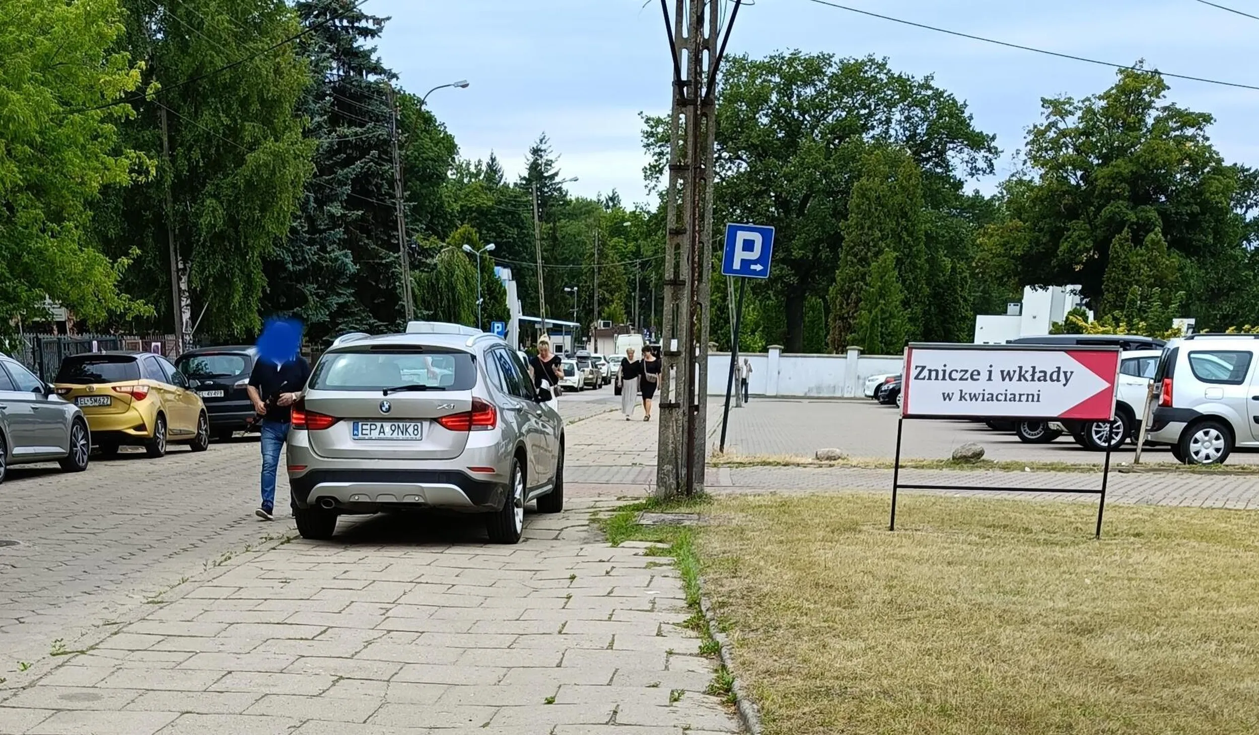 Pan parkuje na chodniku mimo wolnego miejsca na bezpłatnym parkingu, zostawia pół metra dla pieszego i komentuje: szczupła osoba przejdzie.