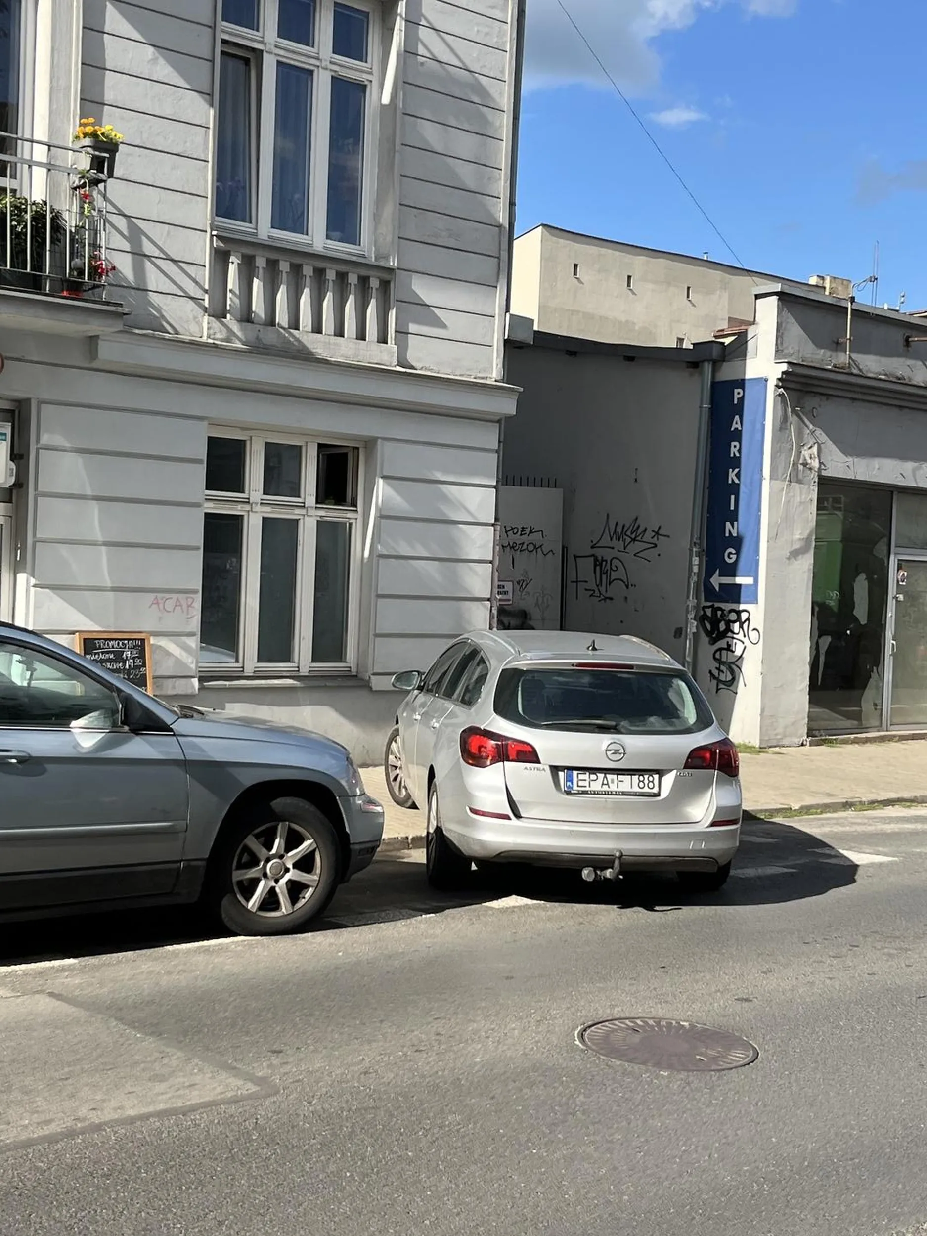 Umiejętność parkowania - Zero, blokuje jezdnię i chodnik, genialny umysł