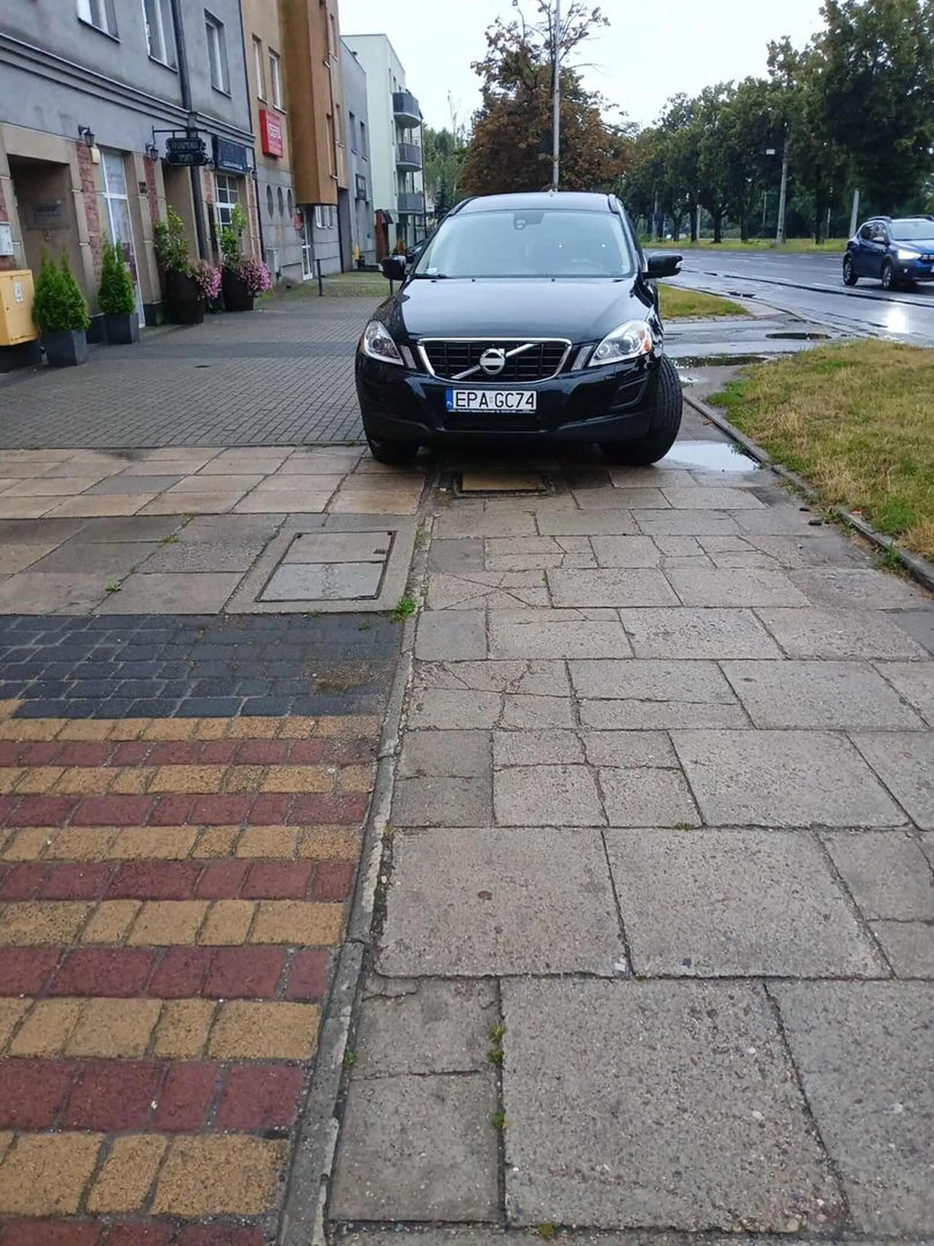Pięknie parkujesz na chodniku.