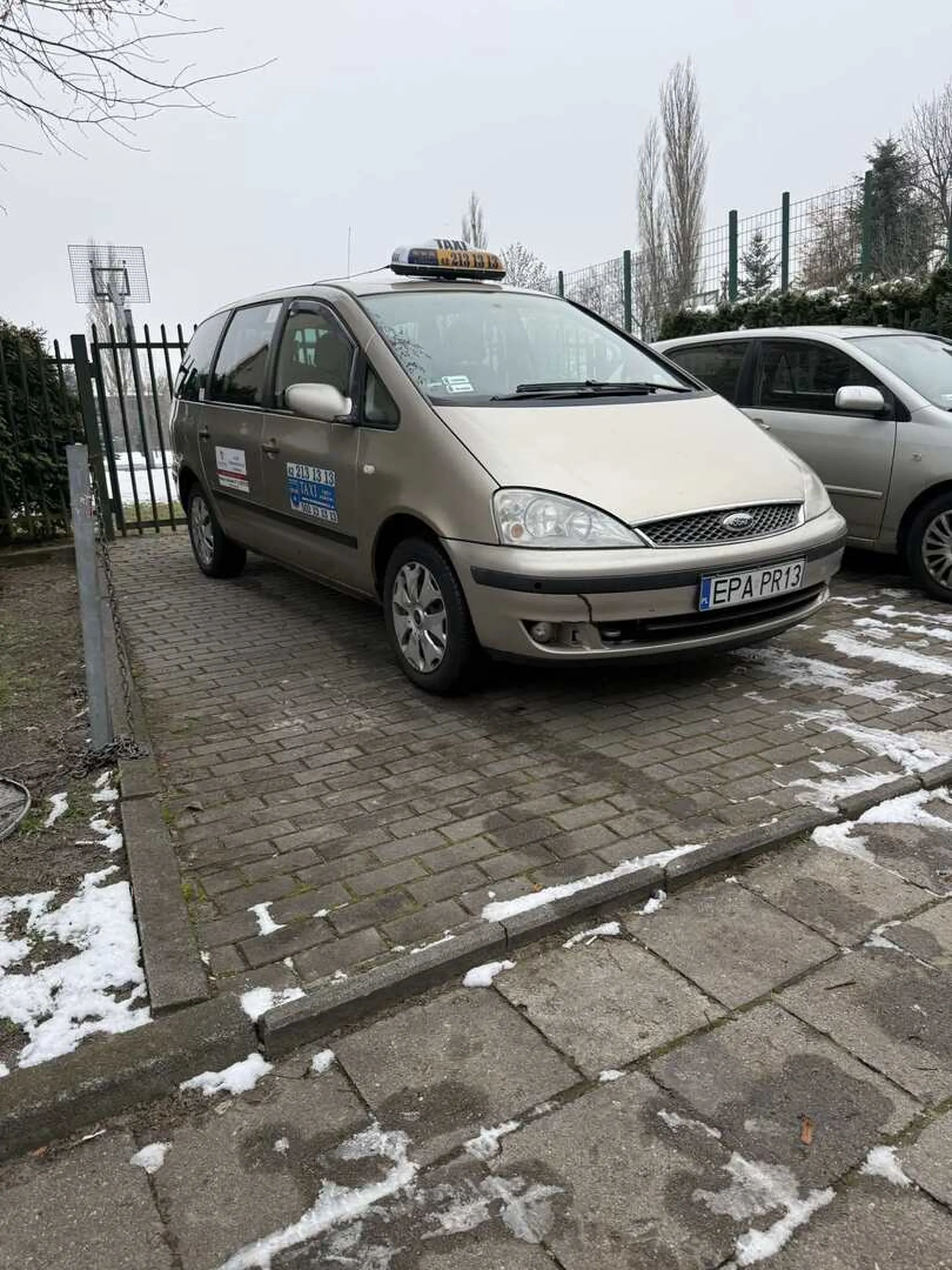 Bardzo dobry taryfiarz lata bokiem na każdym zakręcie polecam samochód (nie katowany)