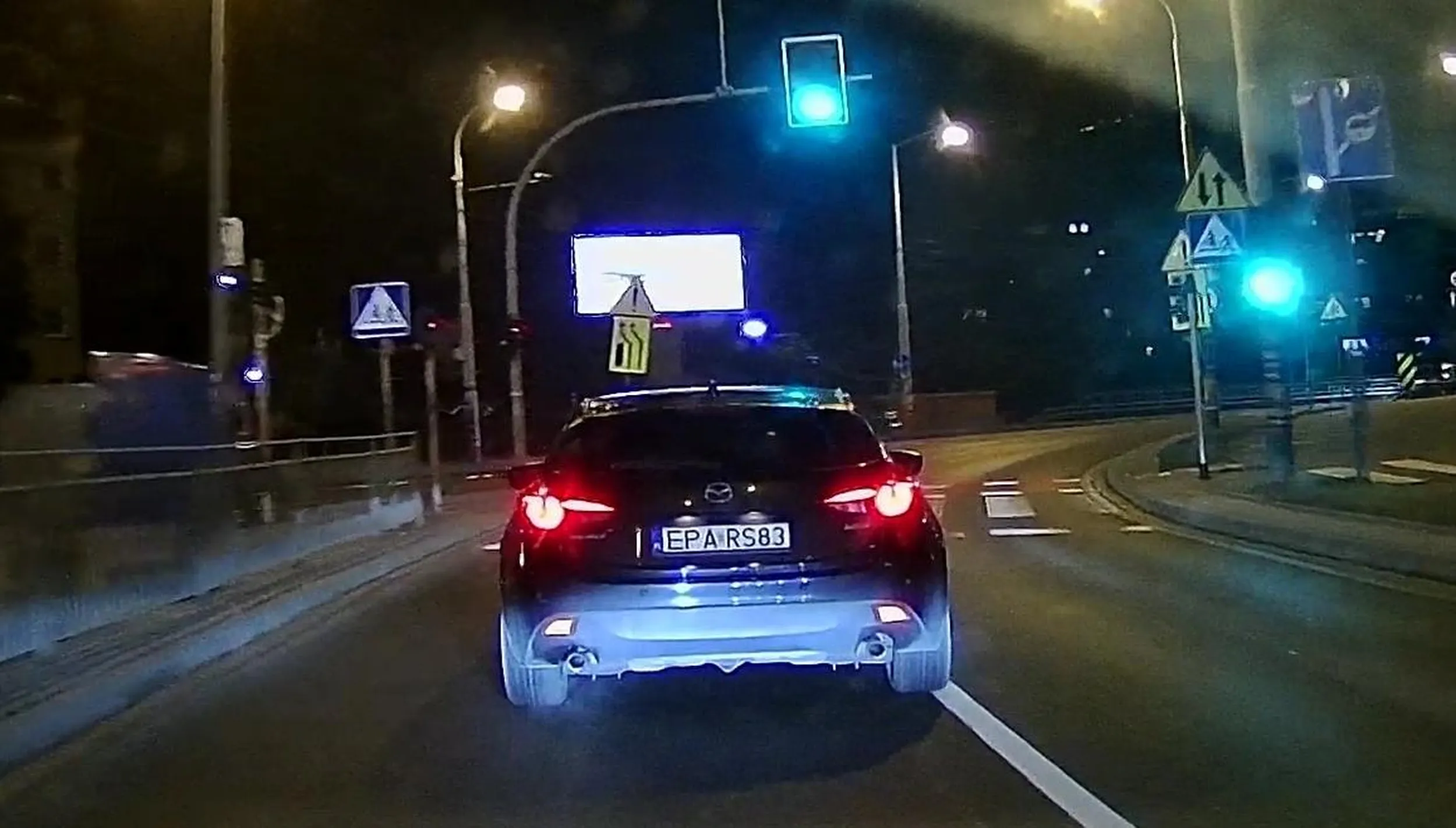 Prawy pewnie bardziej zasolony i się rudej kolega boi