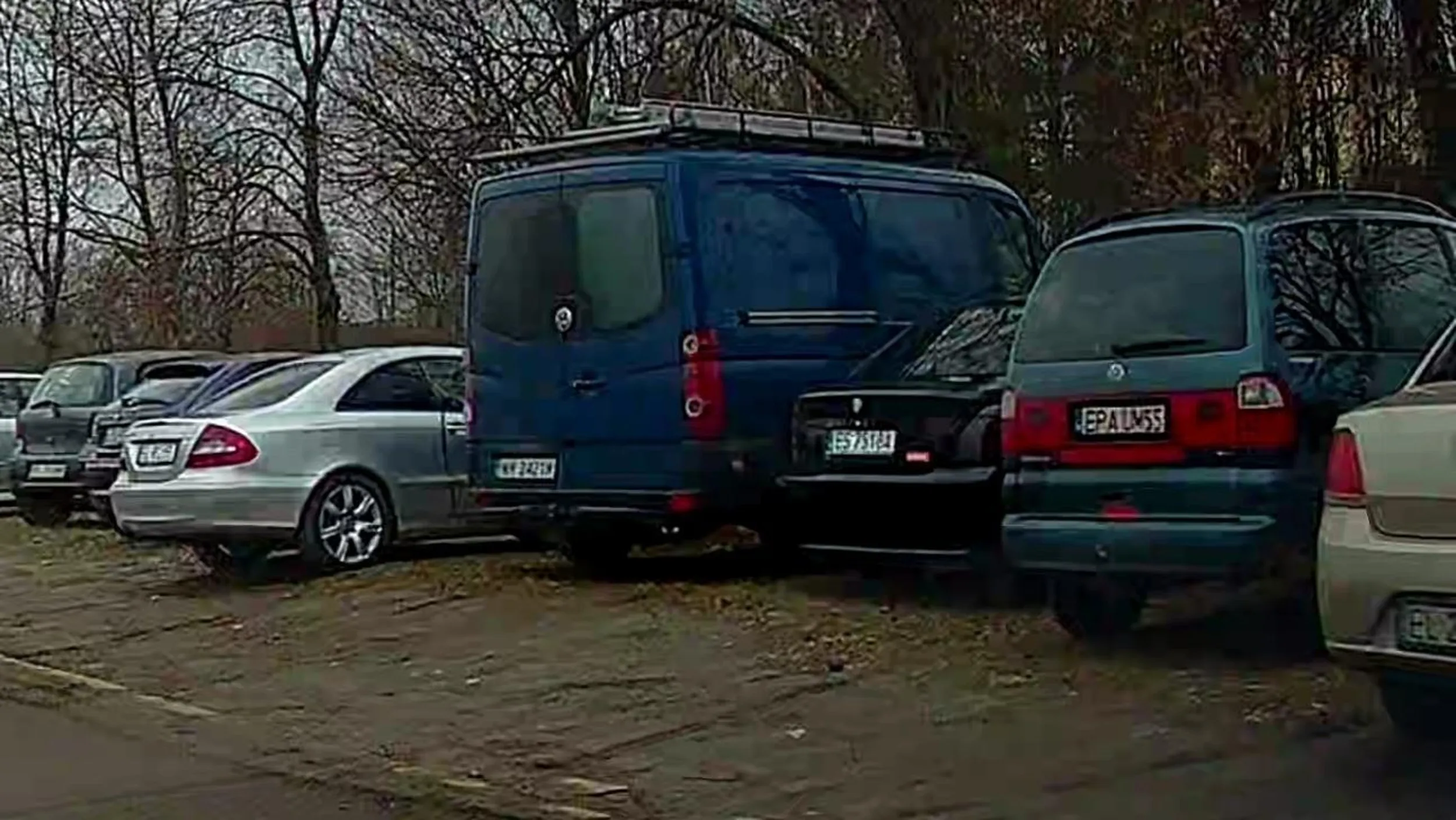 Rozjeżdża trawniki w Łodzi