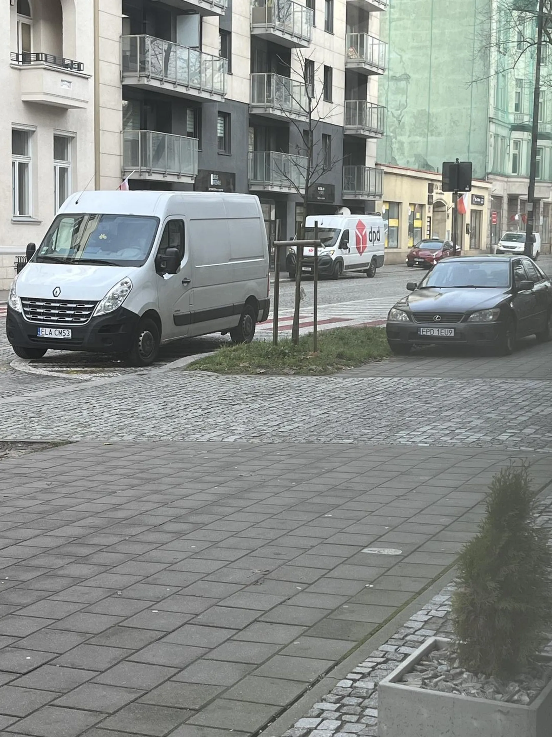 Parkuje na chodniku.