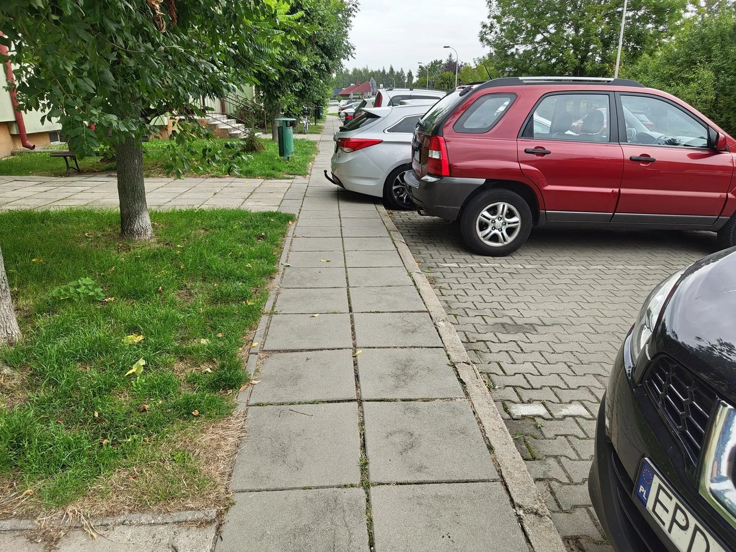 Co we łbie trzeba mieć żeby tak parkować? Myślisz o pieszych z wózkiem, o starszych ludziach? Użyj mózgu hipokryto