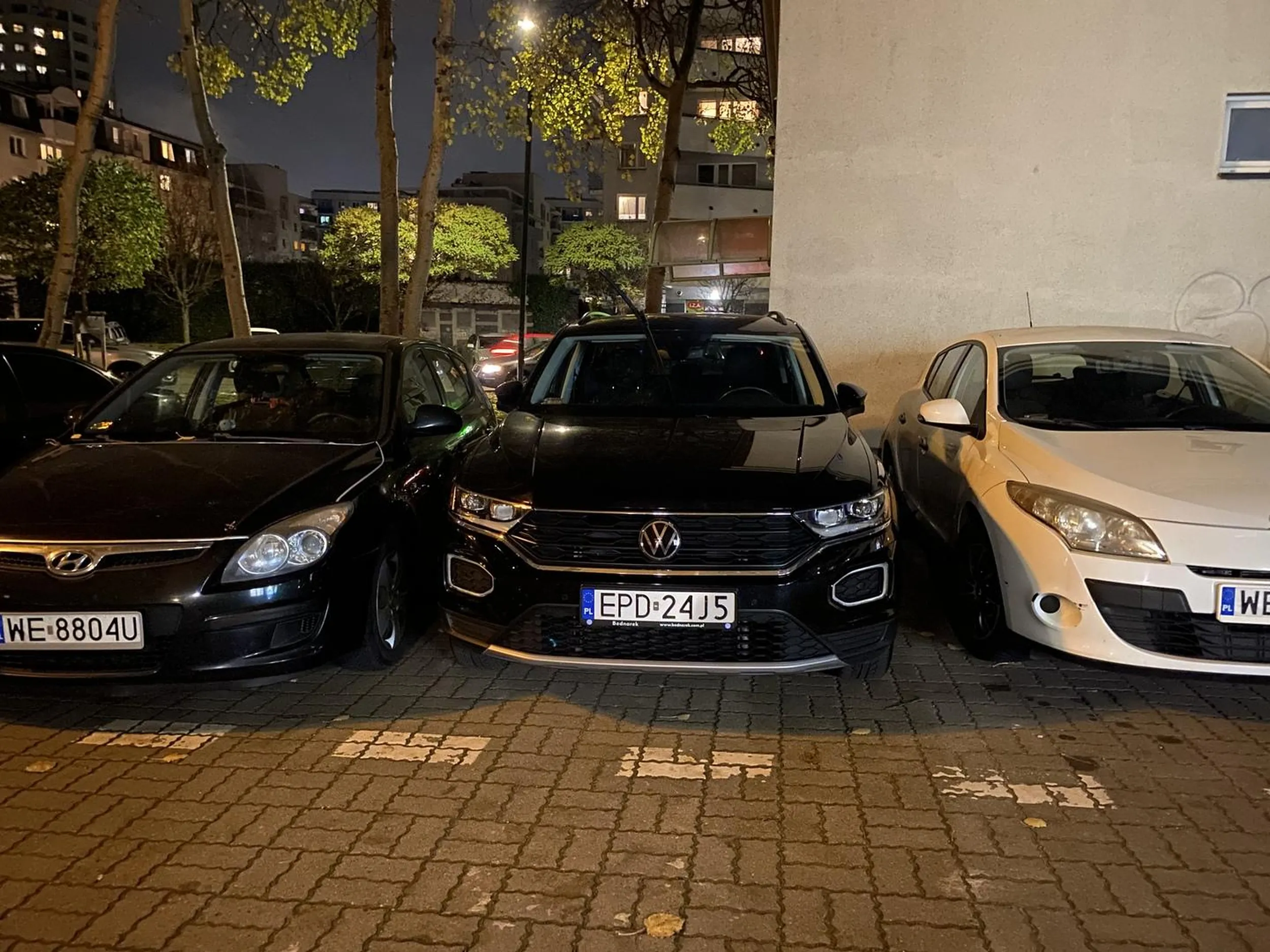 Wcisnie sie w kazda dziure - zastawi innym drzwi do kierowcy i zasloni jedyny chodniczek… i zadowolony