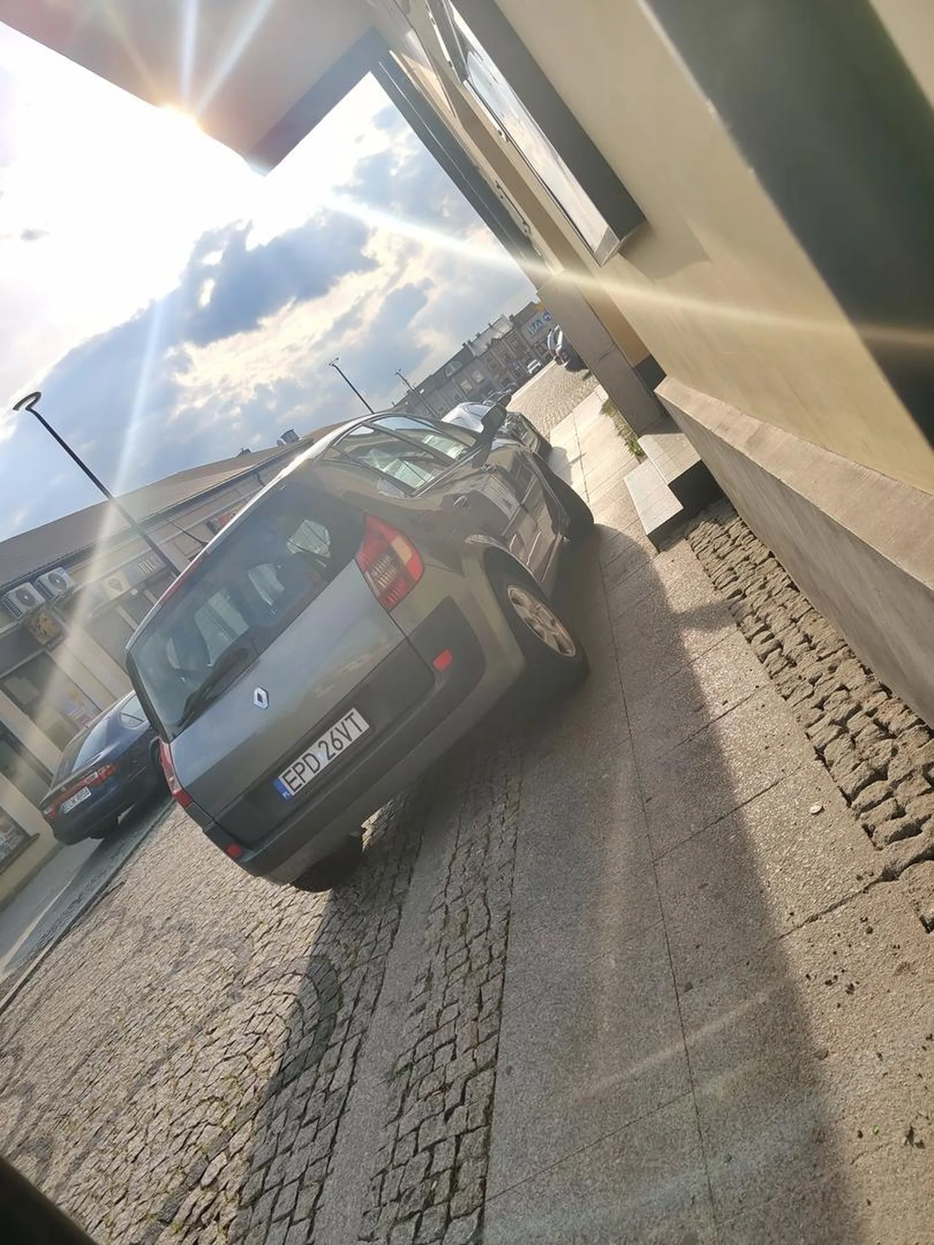 Stoj na środku chodnika nie da się przejść trzeba wymijając