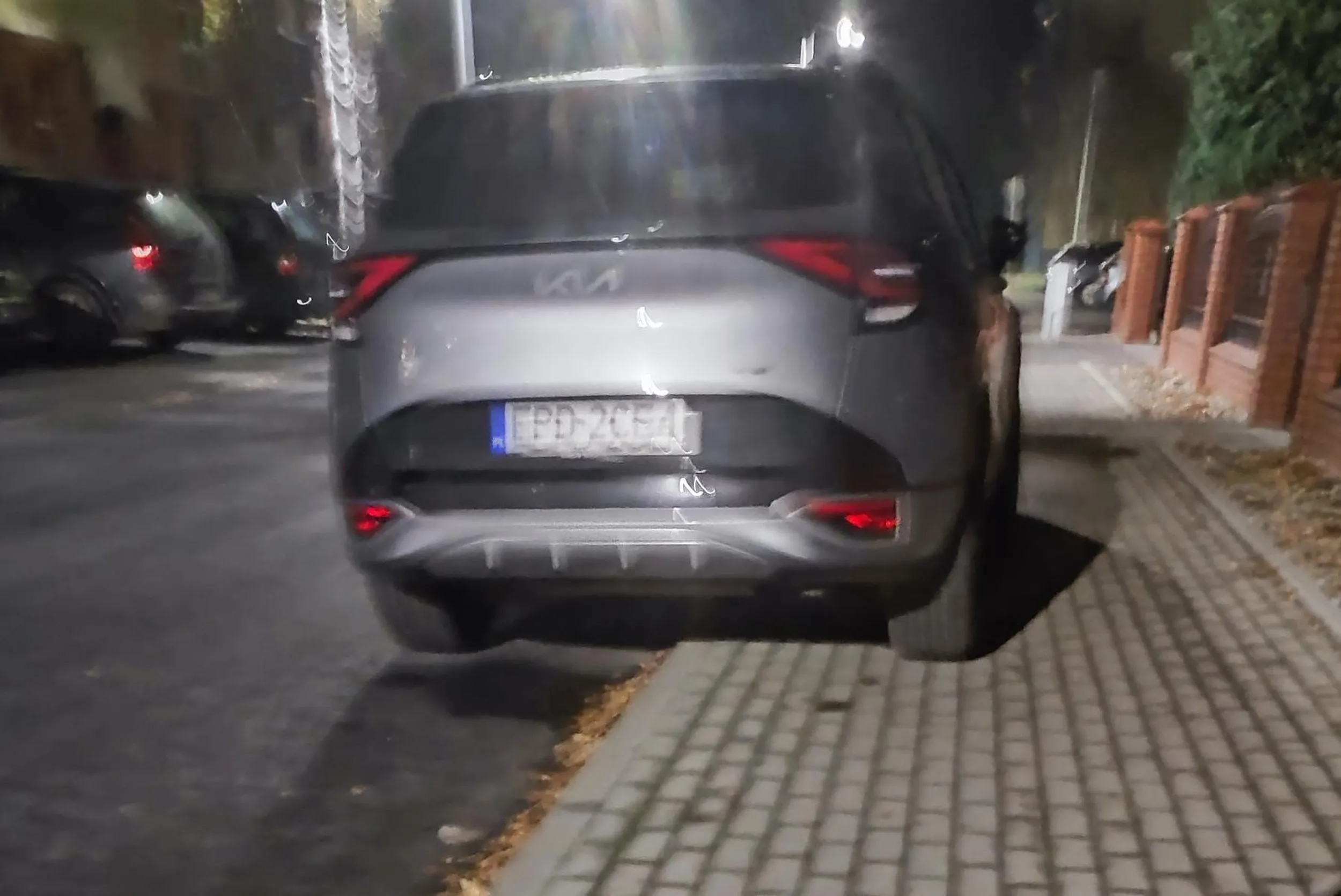 Jazda pod prąd oraz parkowanie na zakazie parkowania. Poddębice, ul. Przyszłość.