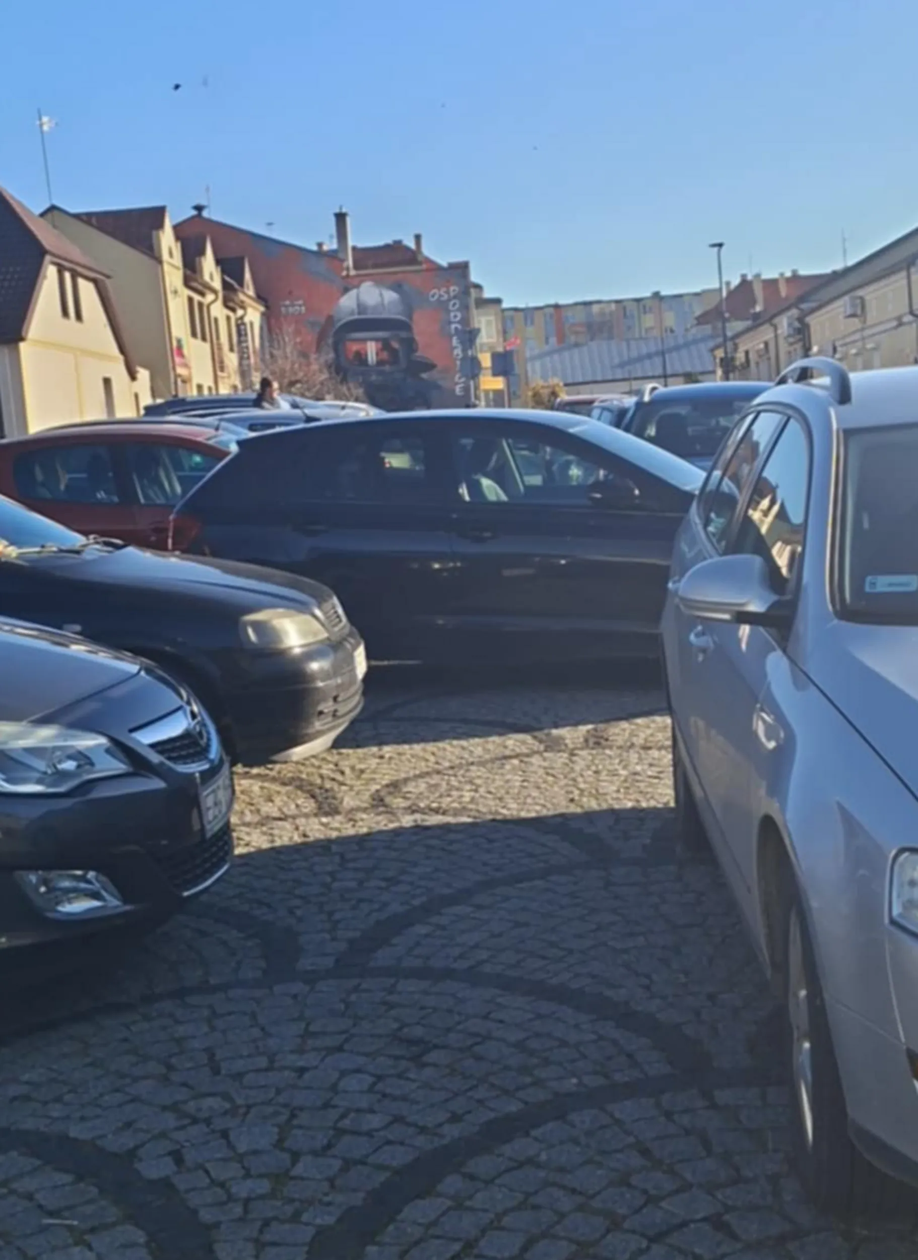 31.10.25 Panie naucz się Pan parkować porządnie i jak masz Pan miejsce na parkingu żeby stanąć prostopadle to ustaw się Pan według innych samochodów a nie się pchać między zaparkowane równolegle miejsce... Jeszcze kiedyś przez takie parkowanie stracisz auto
