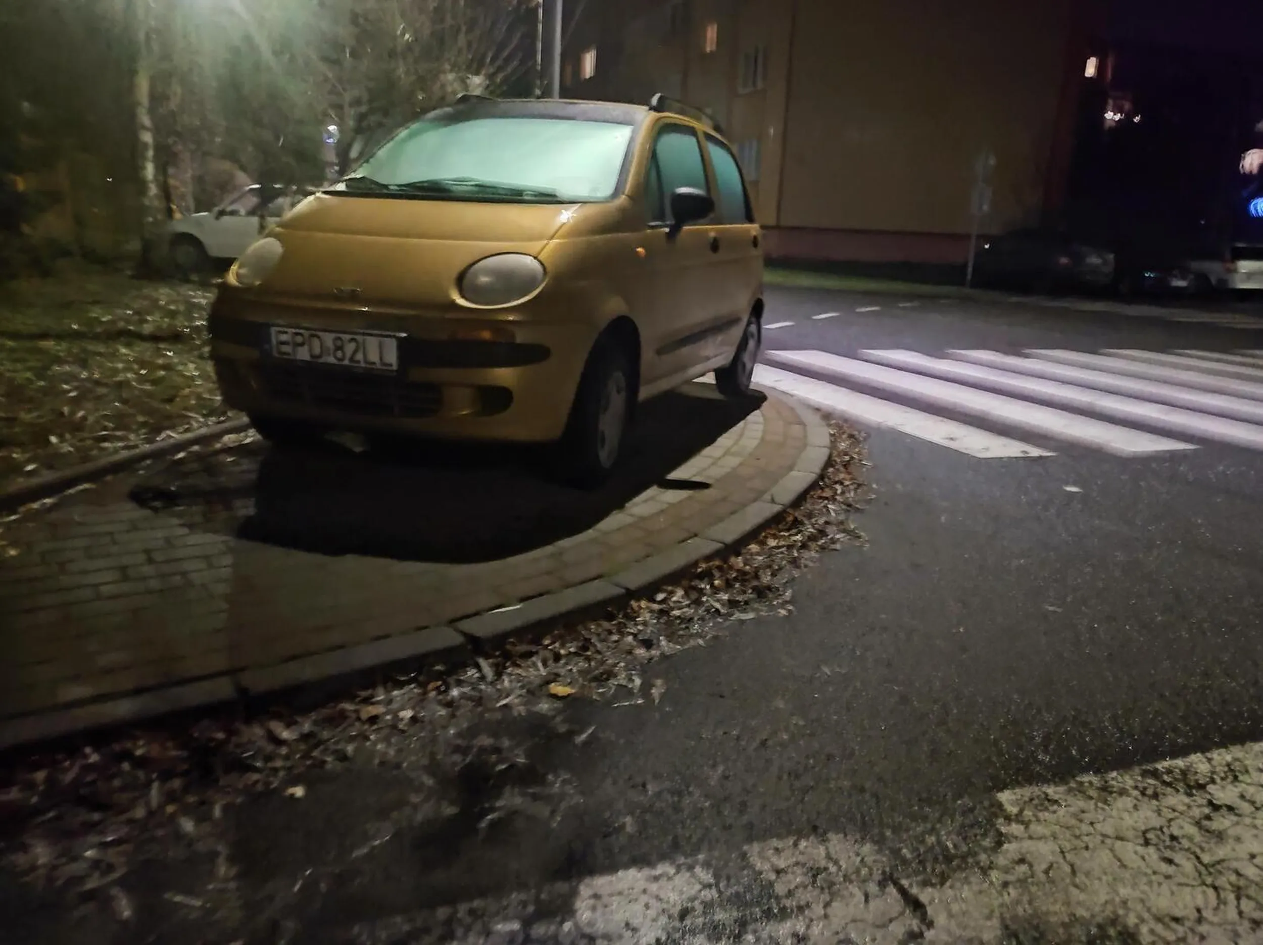 Ciężko skomentować takie parkowanie.