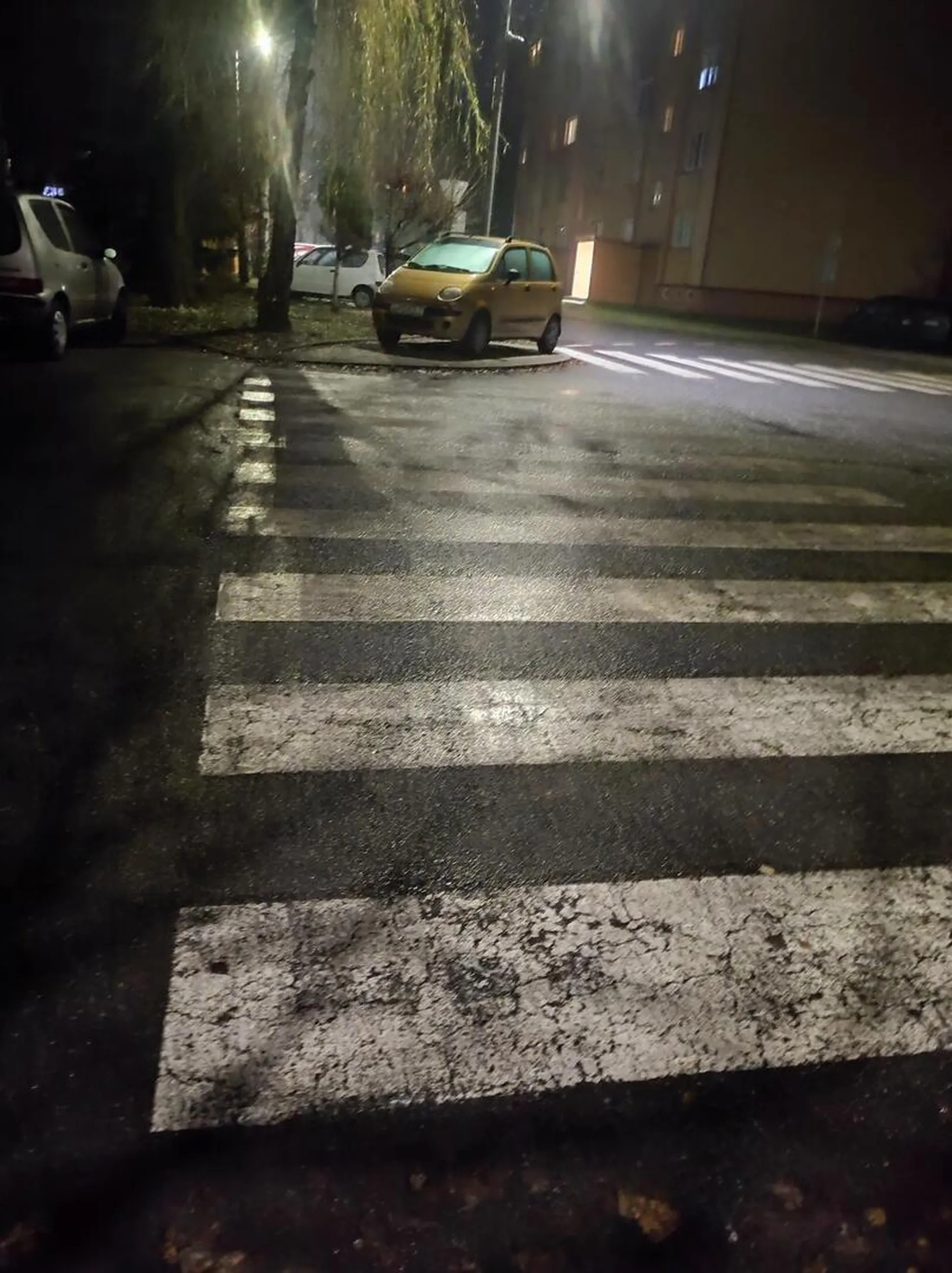 Ciężko skomentować takie parkowanie.