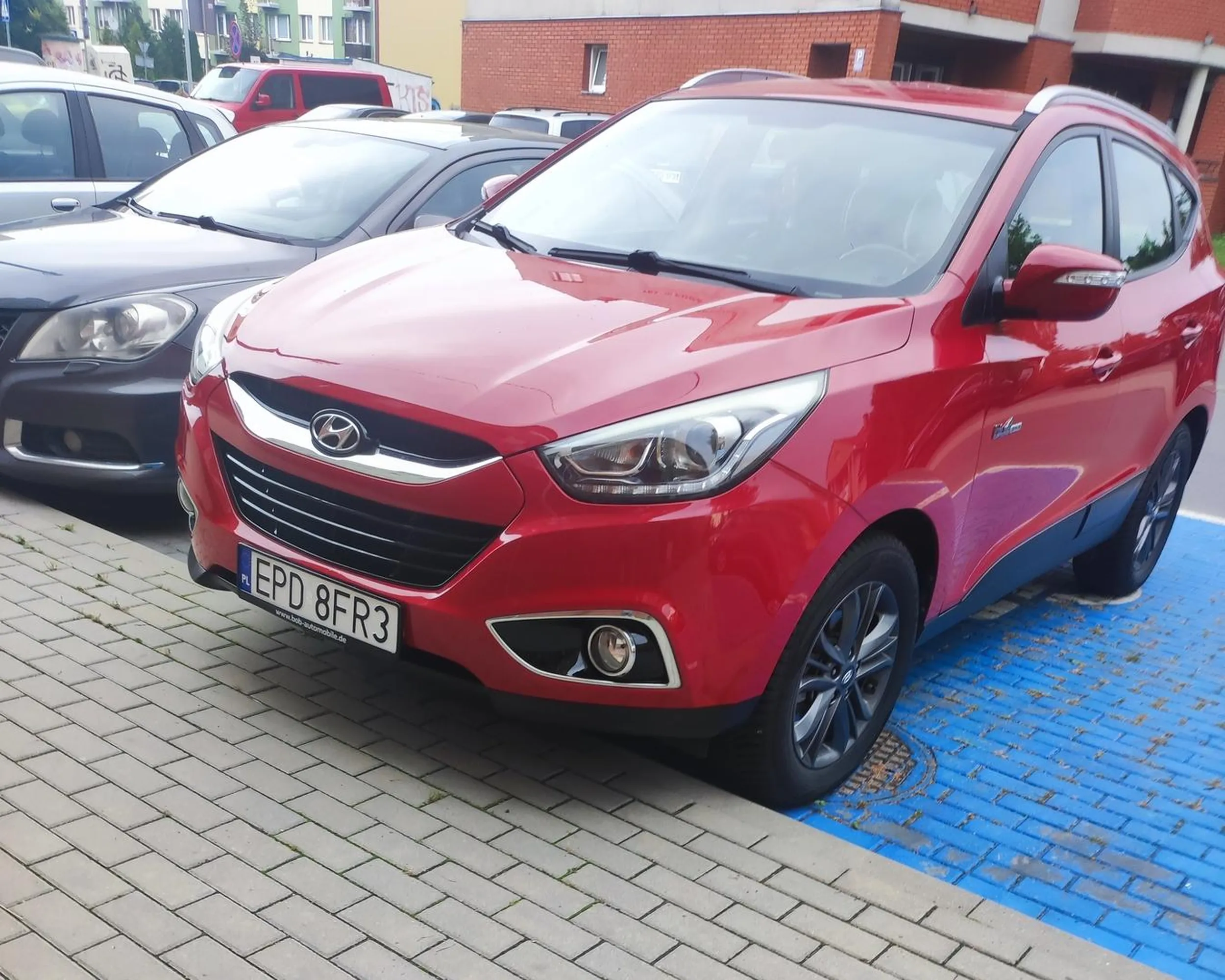 Parkowanie na miejscu dla osób niepełnosprawnych bez legitymacji. Poddębice, ul. Przyszłość.