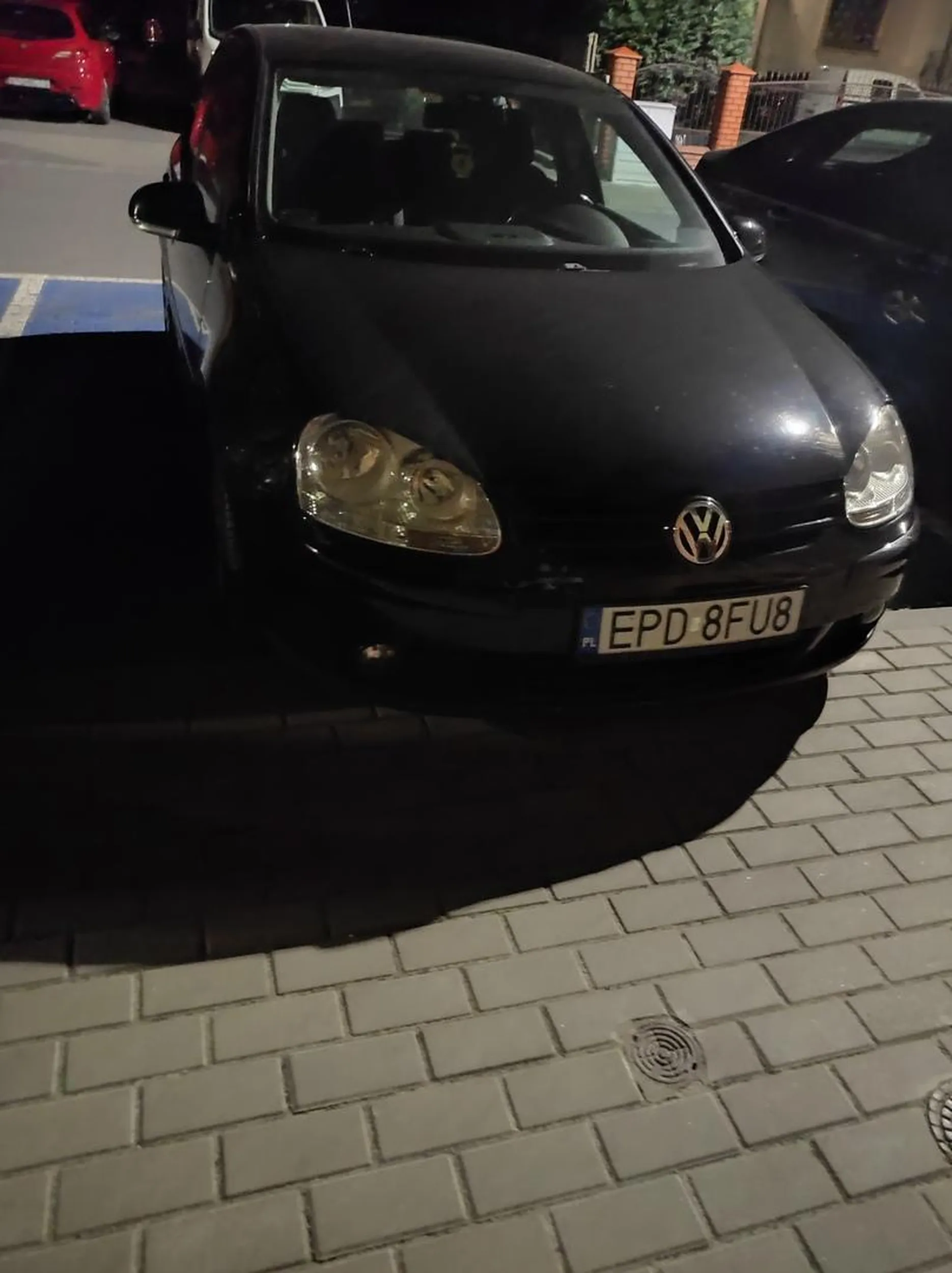 Poddębice, ul. Przyszłość. Miejsce uwielbiane przez osoby które myślą że miejsce dla osób niepełnosprawnych jest dla każdego. VW Golf który w duecie z EL 6KT68 parkują na miejscu dla niepełnosprawnych bez legitymacji.