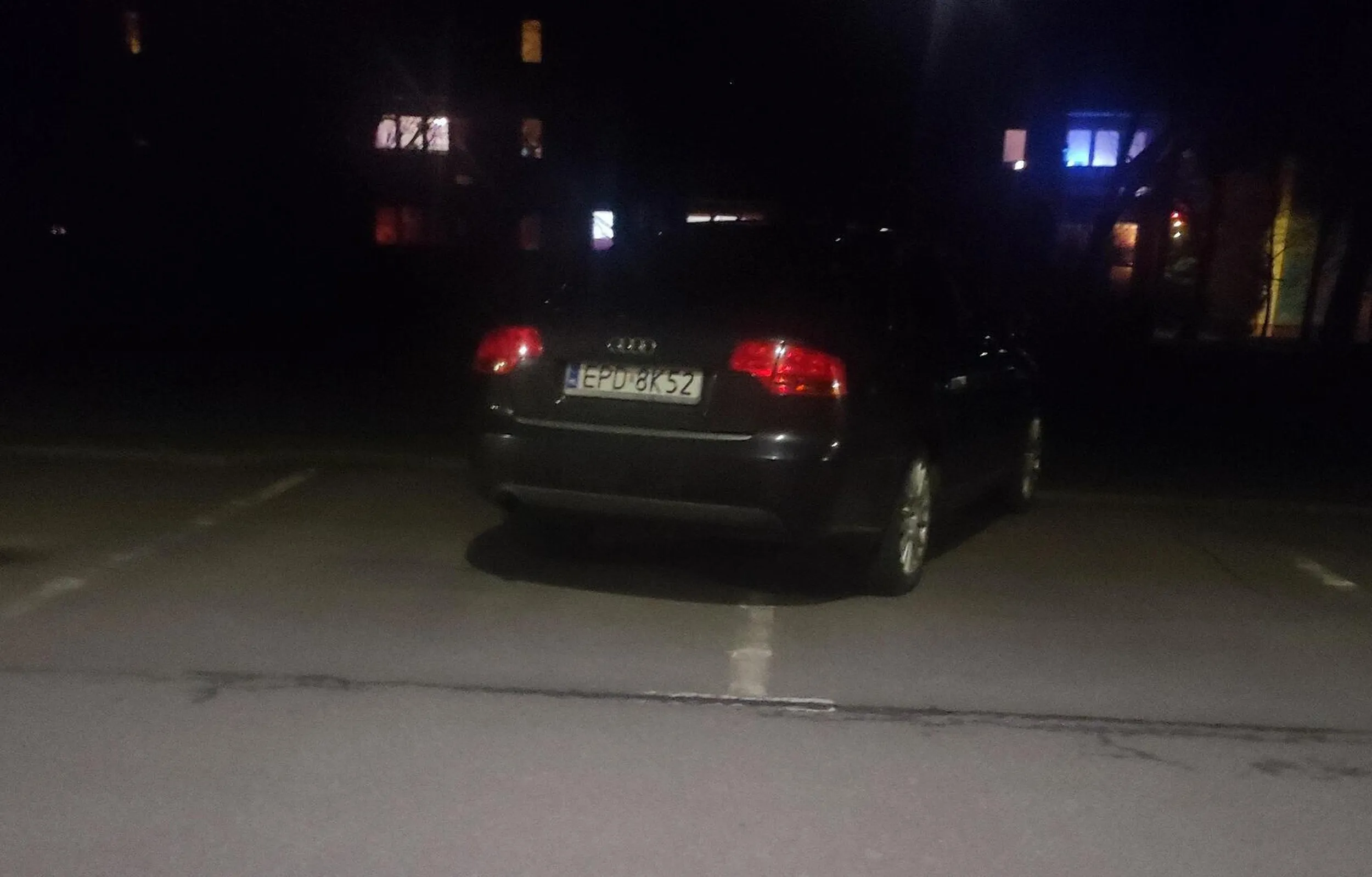 Trzecie auto z rodzinki które parkuje celowo na dwóch miejscach mimo pustego parkingu by tatuś mógł drugim autem zaparkować obok. Drugie auto to EPD 5CJ9 i jest jeszcze trzecie ale fotka gdzieś zaginęła. I każdy parkuje w ten sam sposób dla rezerwacji miejsca. Poddębice , ul. Krasickiego.