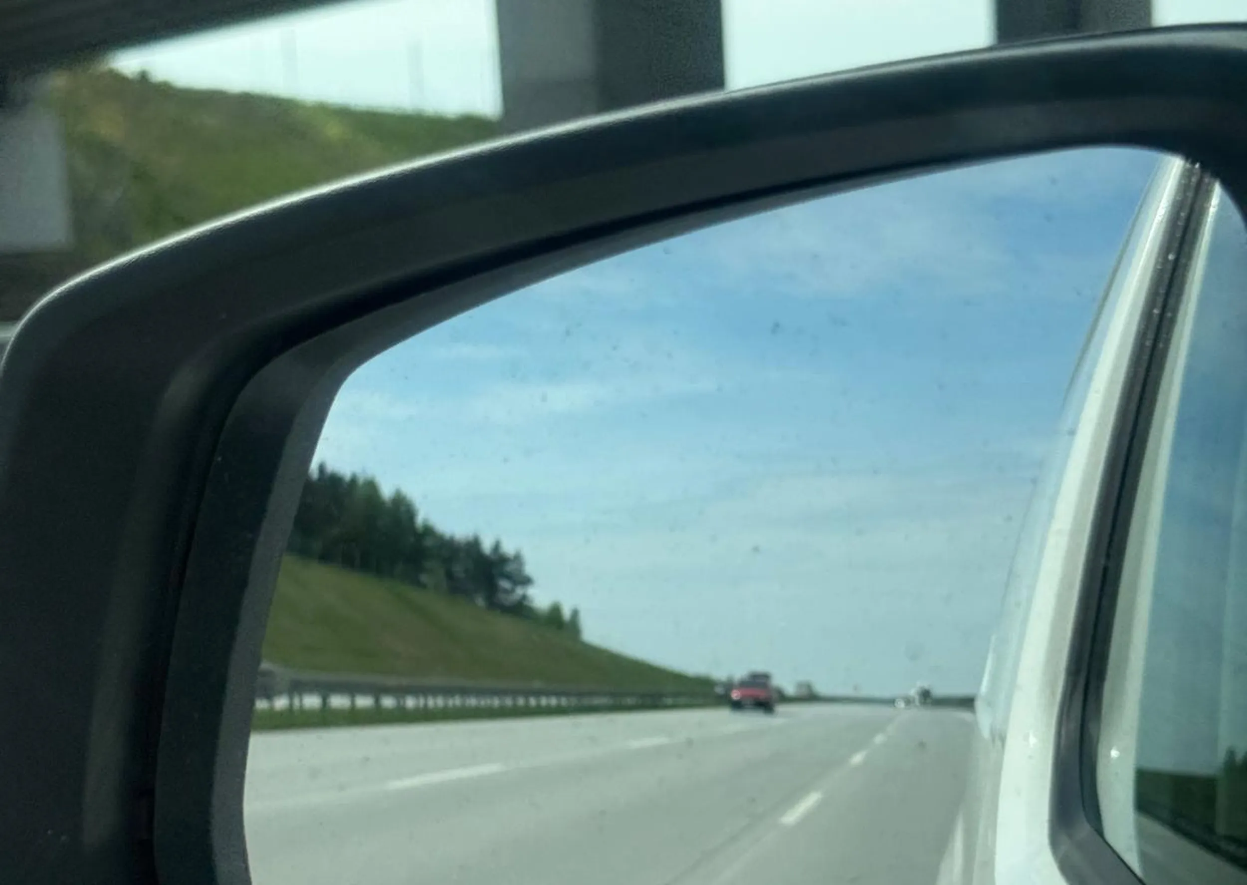 Panienka całą drogę praktycznie pusta 3-pasmową autostradą jedzie tylko lewym pasem. Do tego prawdopodobnie brak OC. Temu, kto to spłodził, wyrazy współczucia.