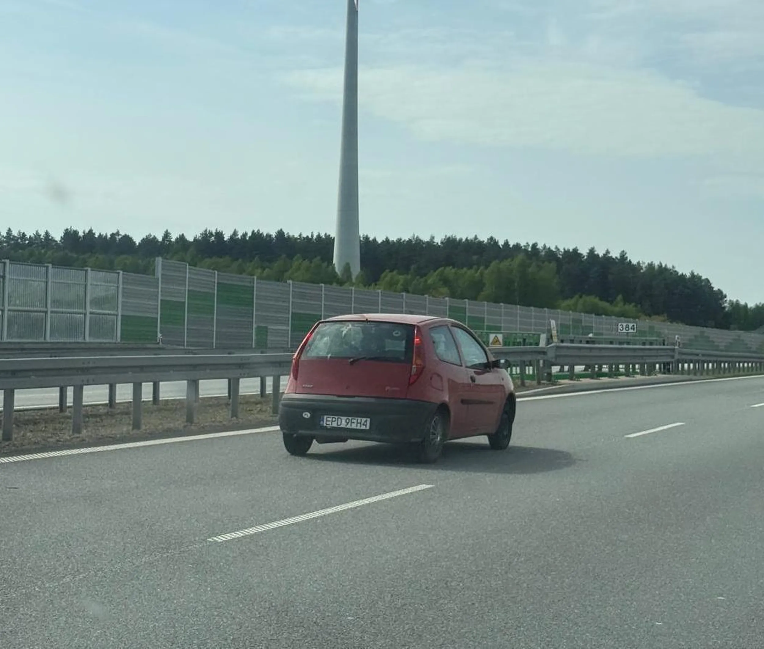 Panienka całą drogę praktycznie pusta 3-pasmową autostradą jedzie tylko lewym pasem. Do tego prawdopodobnie brak OC. Temu, kto to spłodził, wyrazy współczucia.