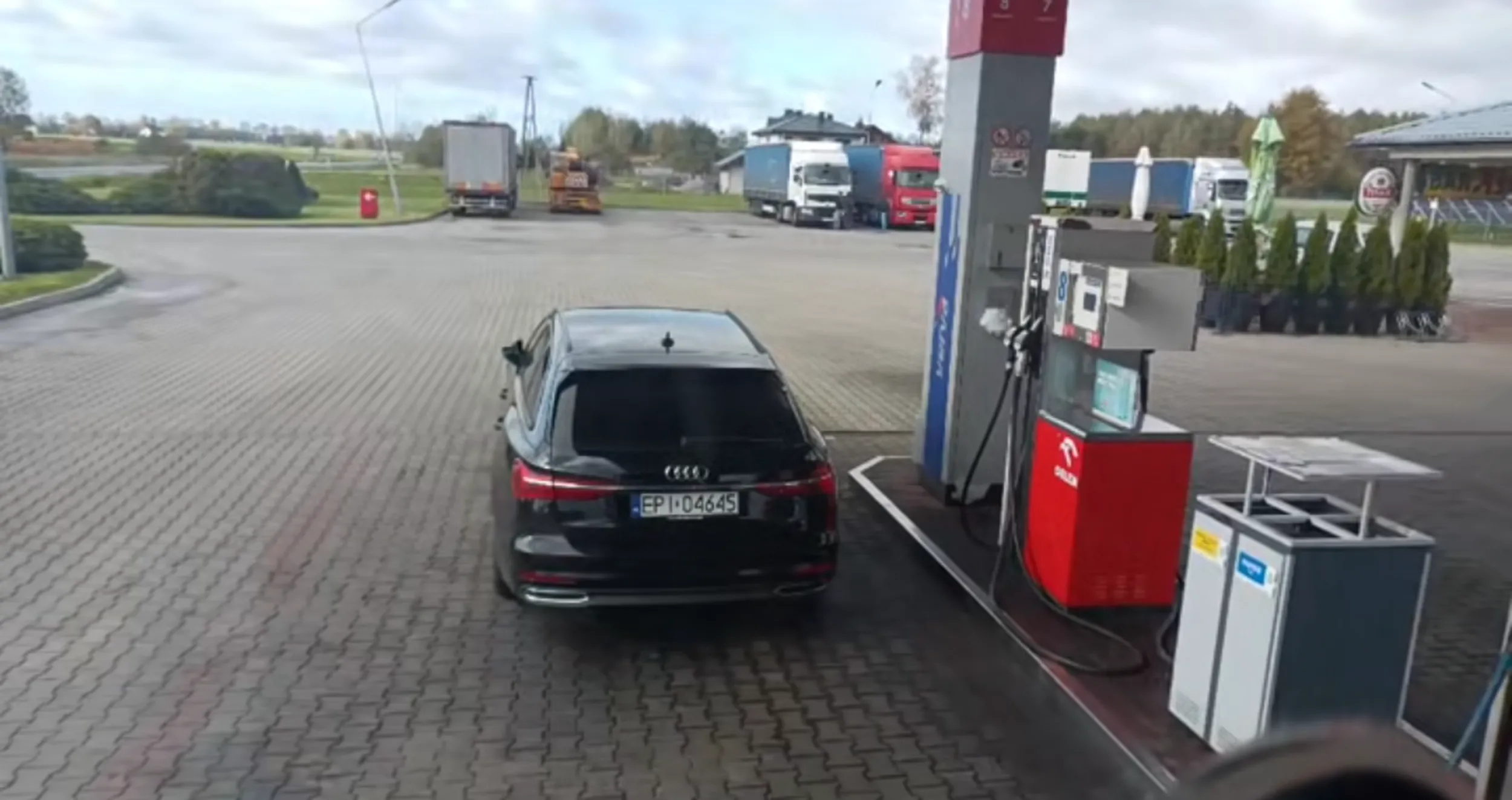 Cwaniaczek w audi blokuje wyjazd na stację.