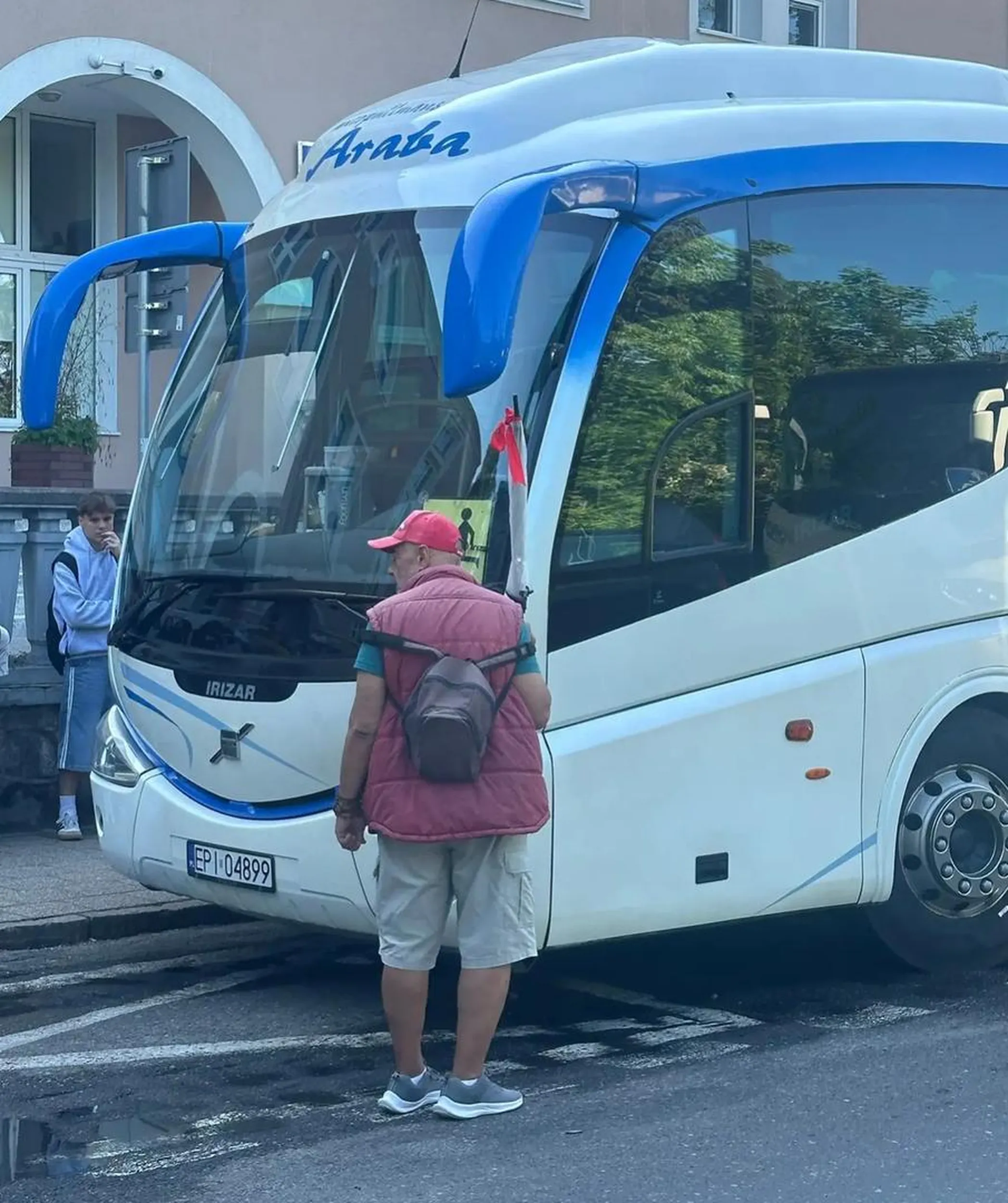 Kierowca parkuje w miejscu niedozwolonym. Nie chce mu sie jechać na parking dla autokarów oddalony o 300m