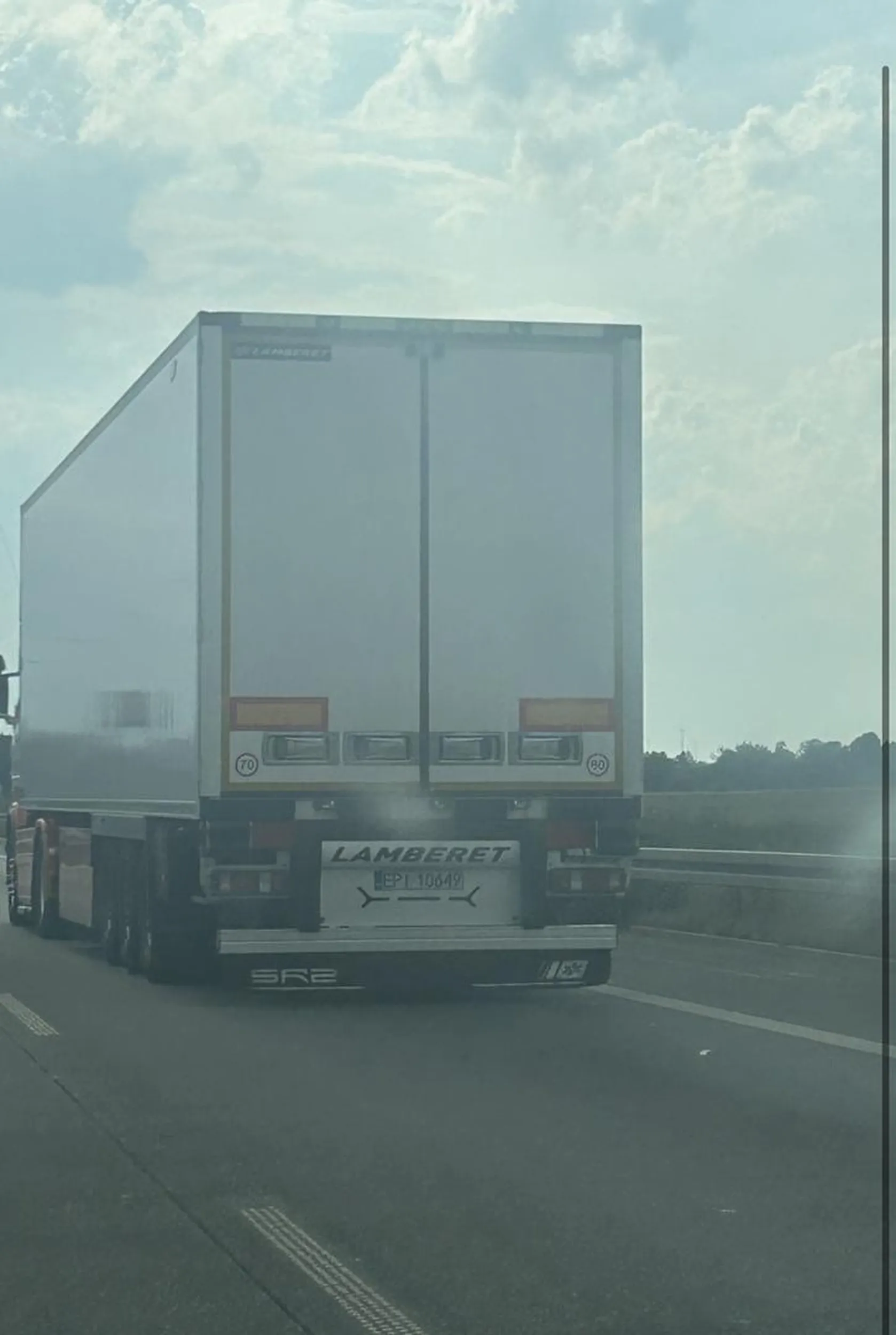 Melepeta nie umie się dostosować do zasad panujących na drodze, przekracza dozwoloną prędkość TIREM z naczepa, wyprzedza lewym pasem tirem TIRa. To że ty nie masz mózgu i chcesz iść szybko w piach nie znaczy że masz prawo narażać życie i zdrowie innych zlamasie! Mam nadzieję że twój szef szybciutko znajdzie zdjęcie swojego auta, ps. Mam jeszcze nagranie z twoją twarza.