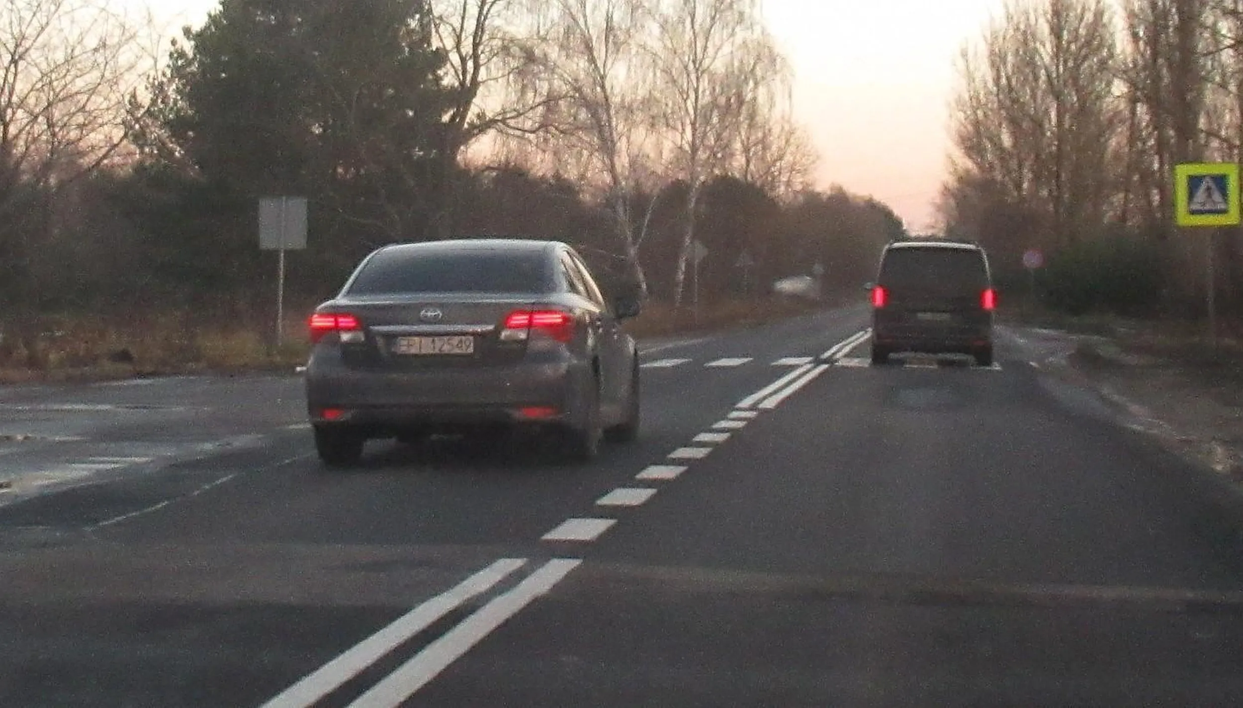 Piękne miejsce do wyprzedzania: skrzyżowanie, przejście dla pieszych i linia podwójna ciągła.