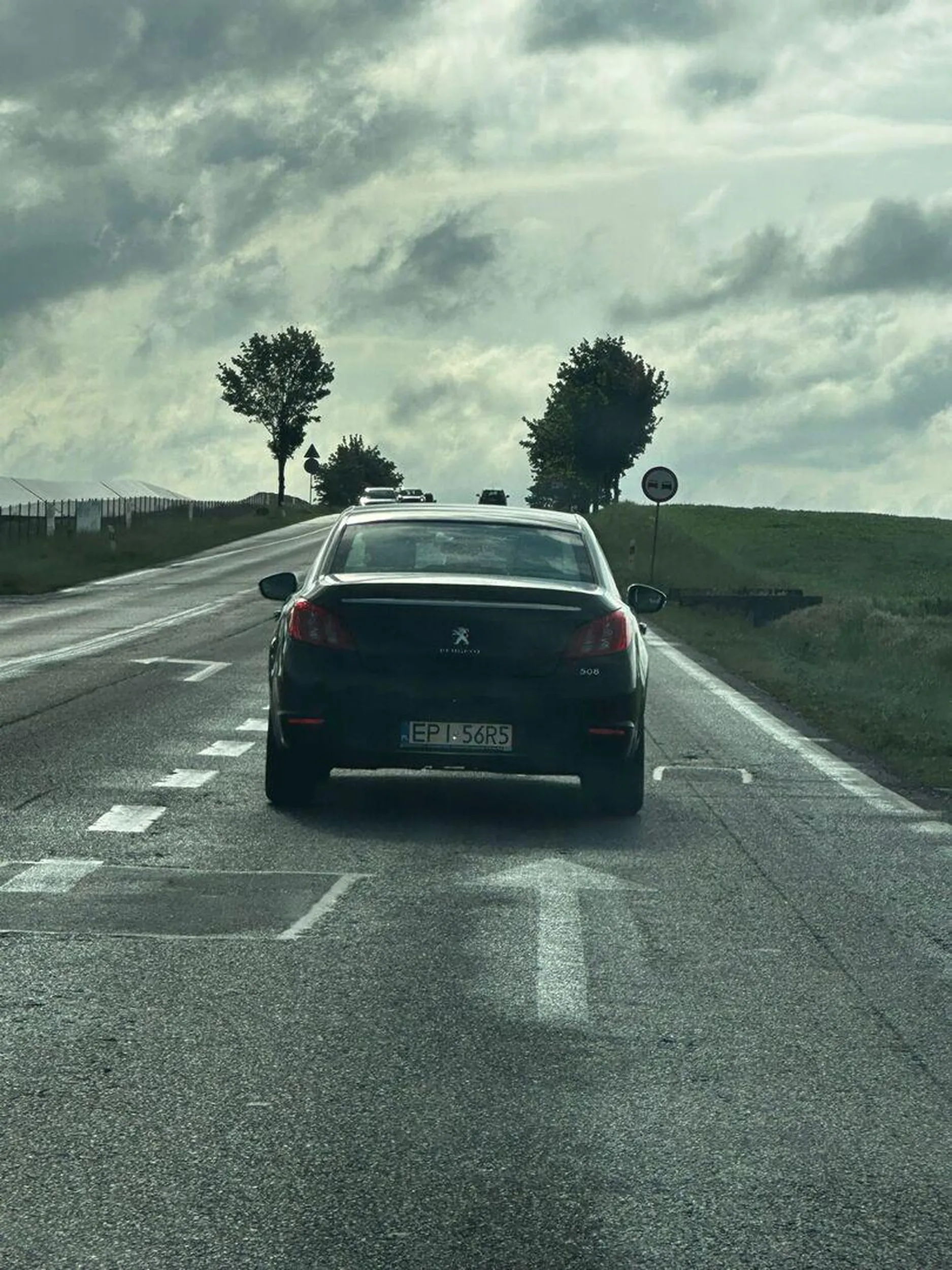 Wyprzedzaliśmy razem ciężarówkę — ja byłem pierwszy, a kierowcy peżocika zabrakło mocy, żeby potem wyprzedzić jeszcze Toyotę xD. Zwolniłem więc, żeby ułatwić mu manewr, bo zaraz kończył się odcinek pod górę. Niestety, zamiast okazać odrobinę wdzięczności, Pan z Peugeota postanowił mnie zahamować xD, a potem uciekać jak wariat, wyprzedzając nawet na zakrętach. Dla jasności — nie zajechałem mu drogi, nie wyjechałem przed niego nagle. A „wyścig” i tak ostatecznie wygrałem xD. Szkoda tylko dziecka w foteliku z przodu :/ — uczy się złych wzorców i ktoś powinien za nie myśleć, skoro kierowca nie potrafi.