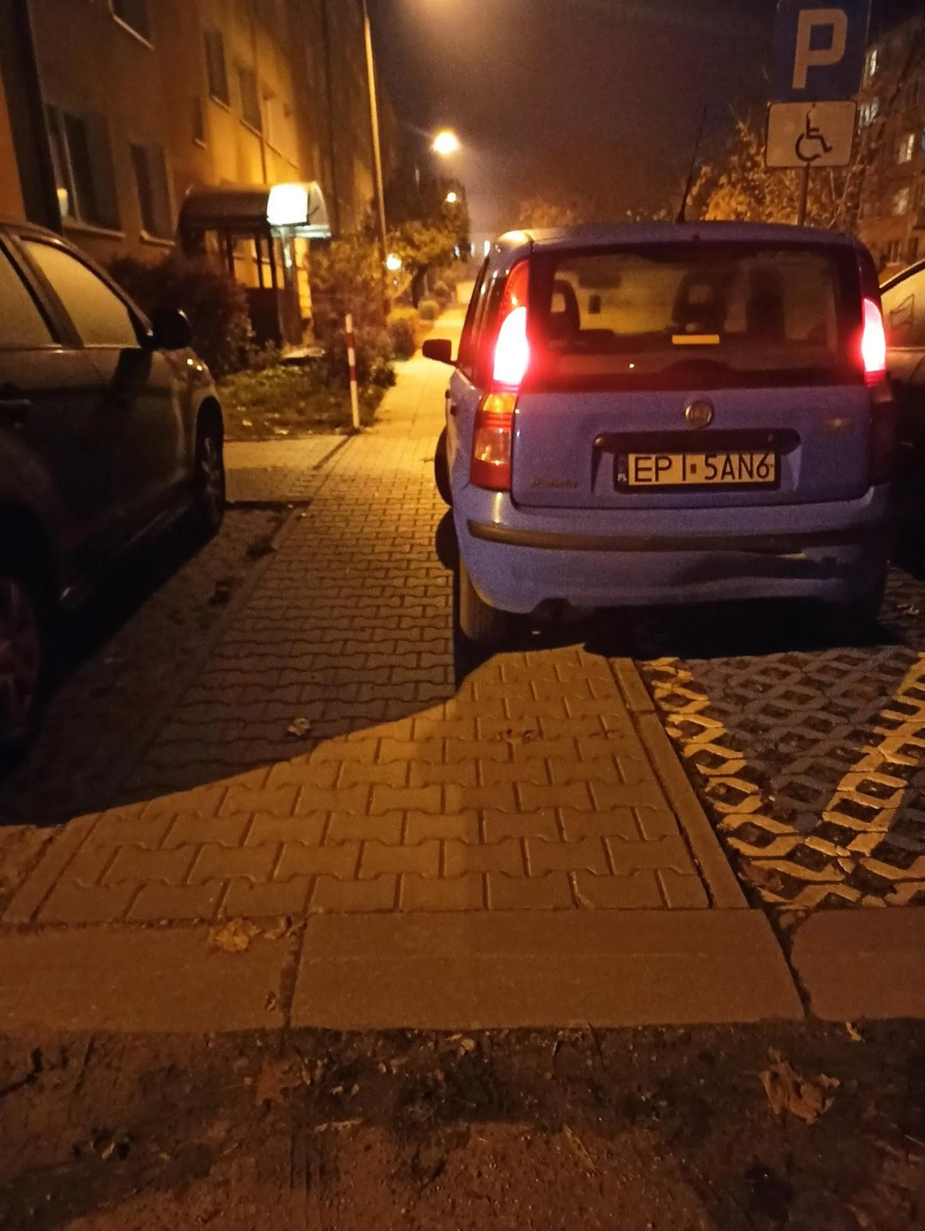 Jazda wzdłuż po chodniku. Blokowanie oraz dewastacja chodnika - brak możliwości przejechania obok wózkiem inwalidzkim. Parkowanie na miejscu dla osób niepełnosprawnych - bez uprawnień.