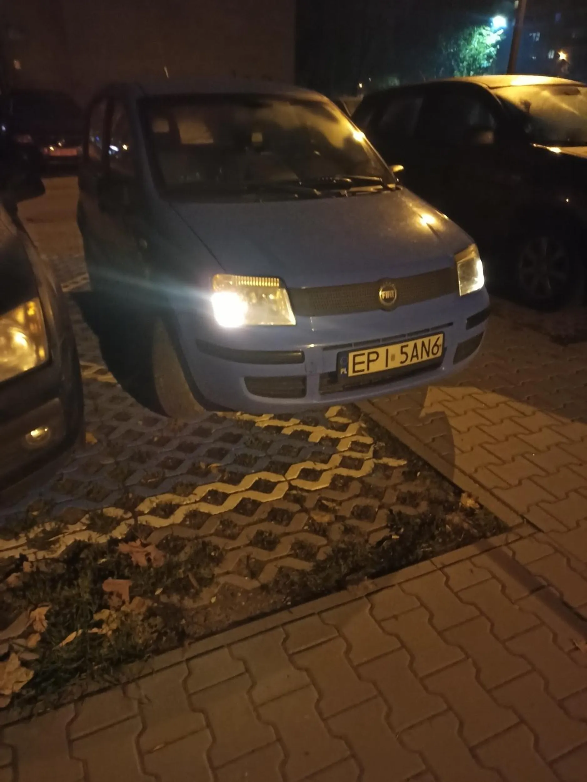 Jazda wzdłuż po chodniku. Blokowanie oraz dewastacja chodnika - brak możliwości przejechania obok wózkiem inwalidzkim. Parkowanie na miejscu dla osób niepełnosprawnych - bez uprawnień.