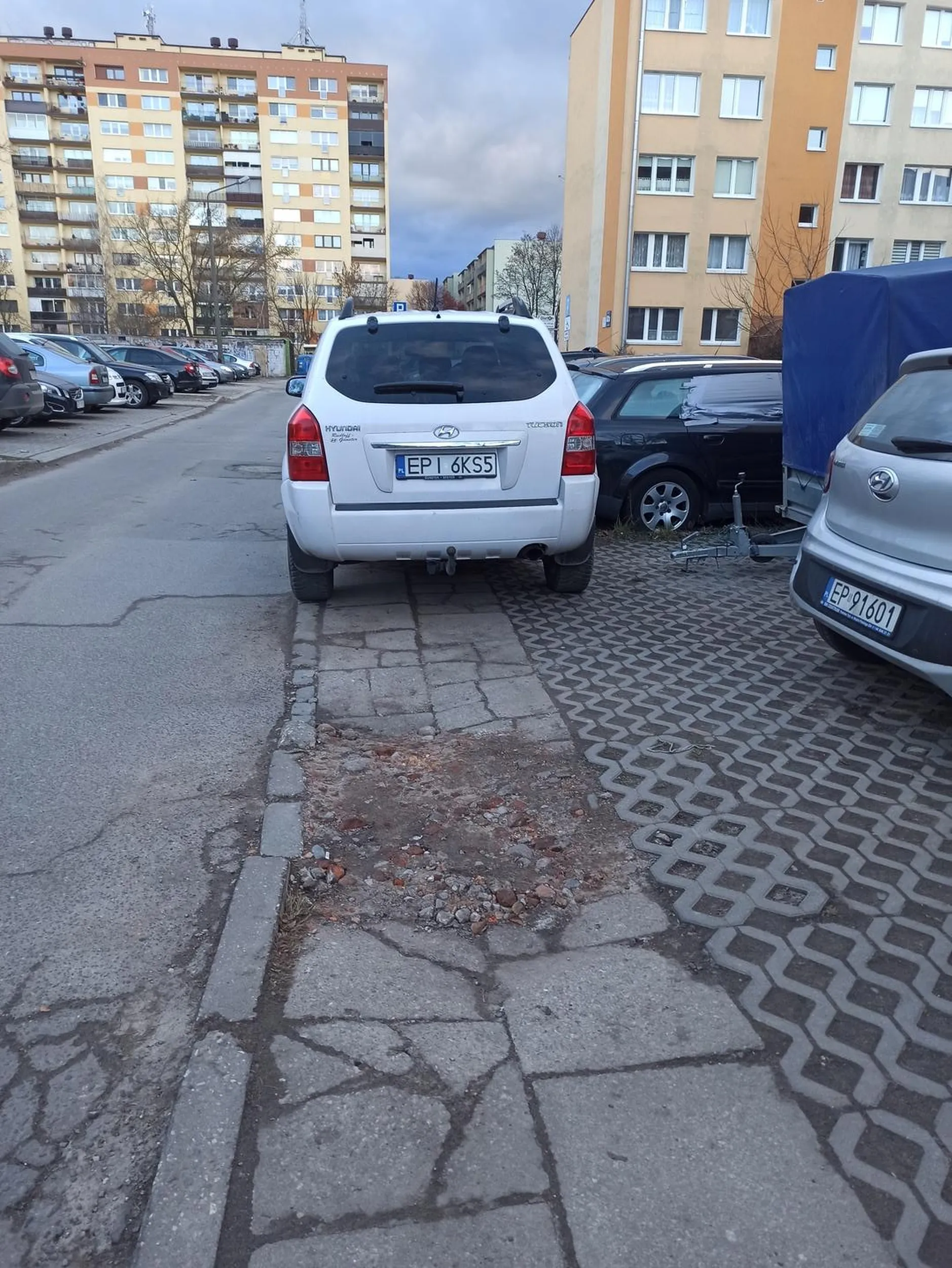 Wsiok przyjechał do Piotrkowa i zablokował cały chodnik, który i tak jest już wystarczająco zdewastowany przez innych wsioków!!!