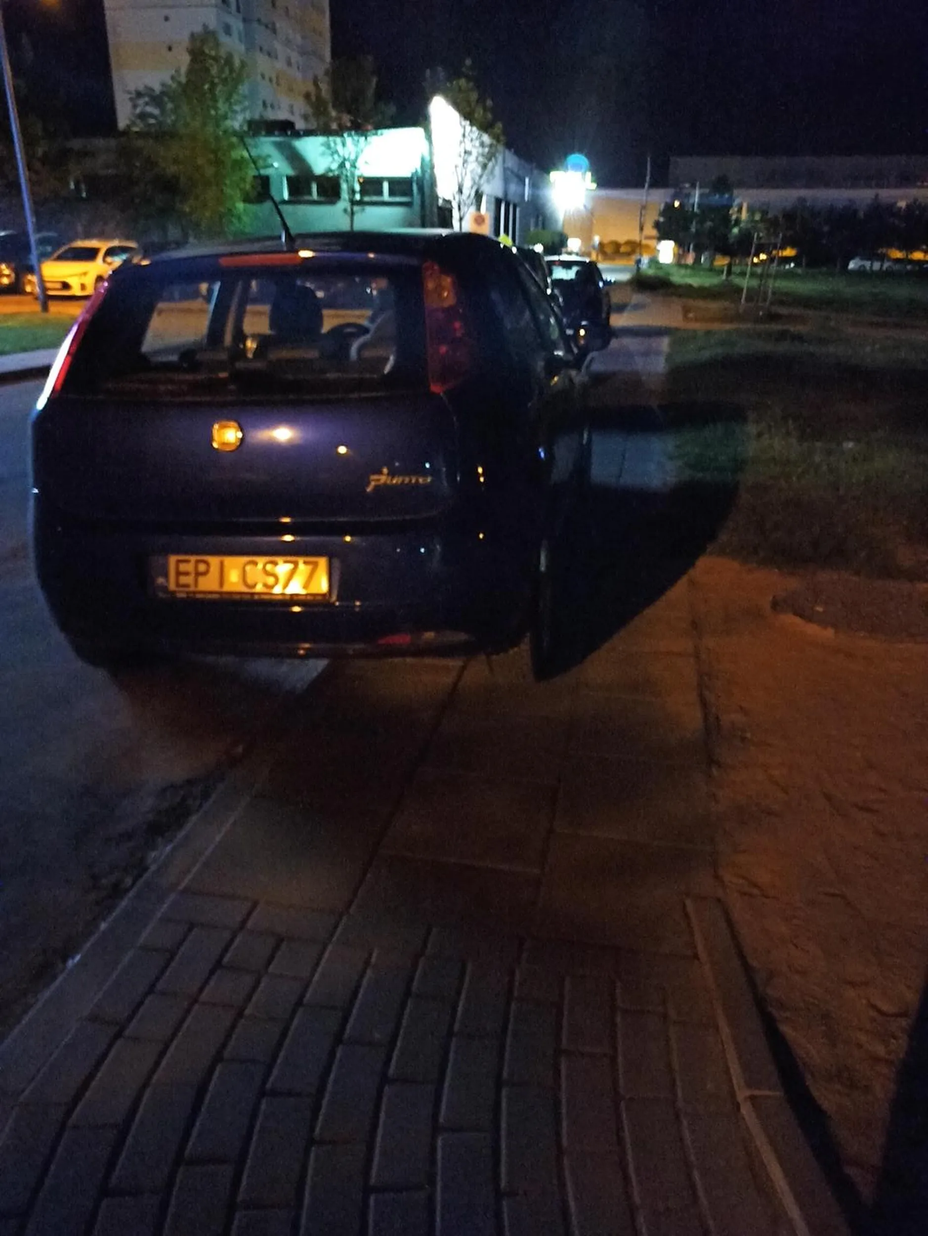 Czy to ma być te 1,5 metra chodnika dla pieszych? A jak ma tędy przejść np osoba na wózku inwalidzkim? Trochę myślenia proponuję, bo następnym razem będzie mandacik!