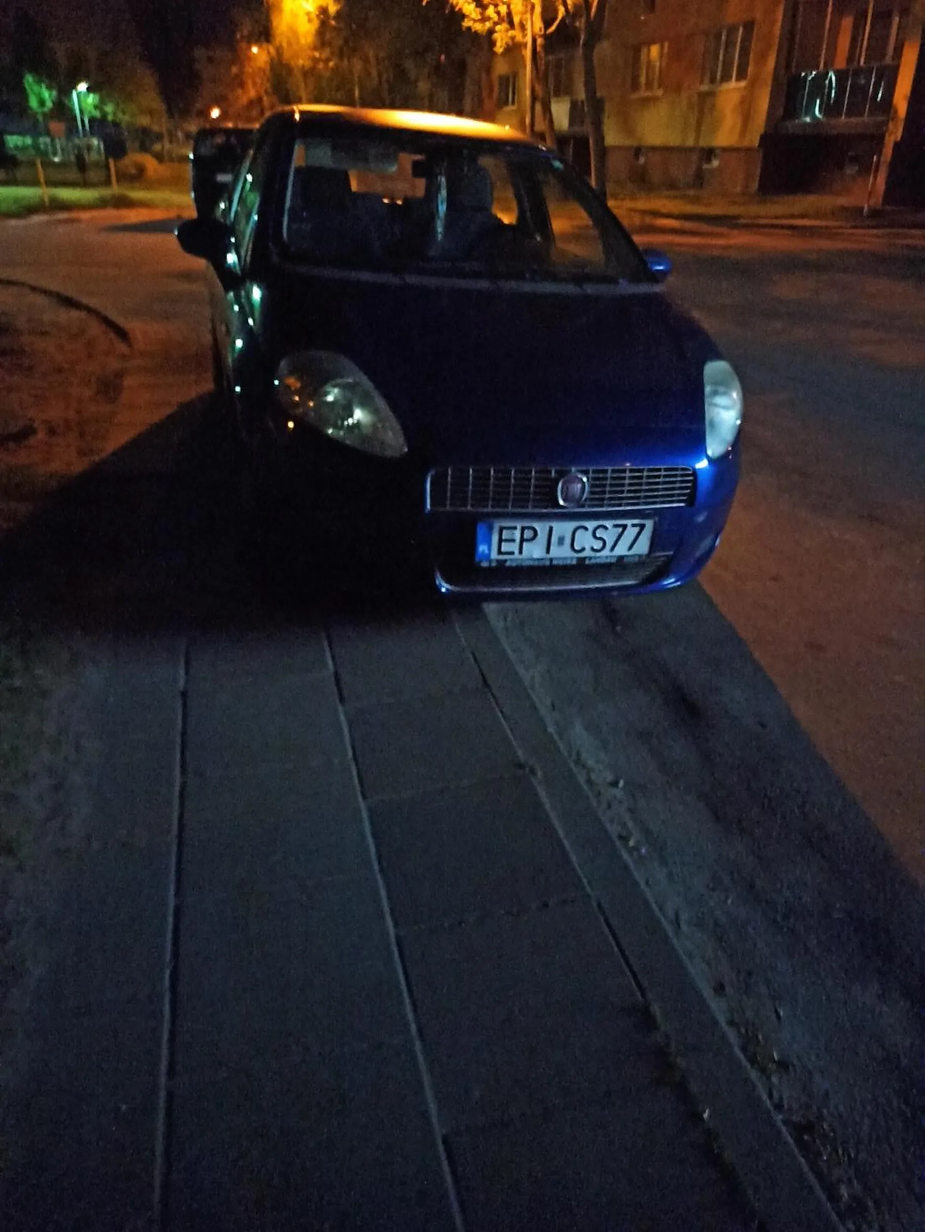 Czy to ma być te 1,5 metra chodnika dla pieszych? A jak ma tędy przejść np osoba na wózku inwalidzkim? Trochę myślenia proponuję, bo następnym razem będzie mandacik!