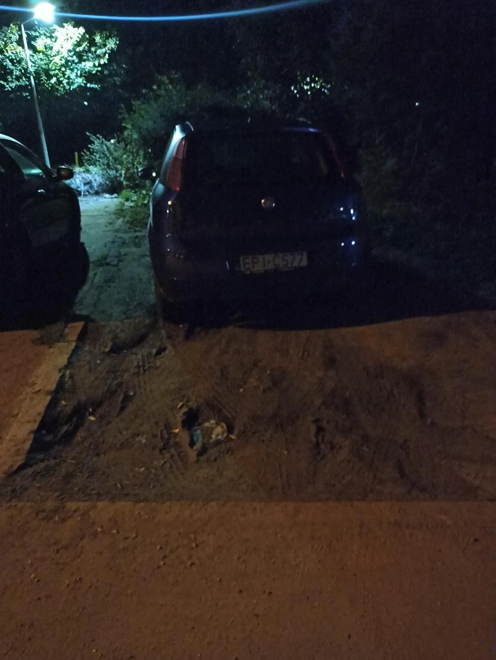 Dewastacja trawnika na ulicy Barbórki w Piotrkowie Trybunalskim. Widać, że kierowca z premedytacją ignoruje zasady parkowania.