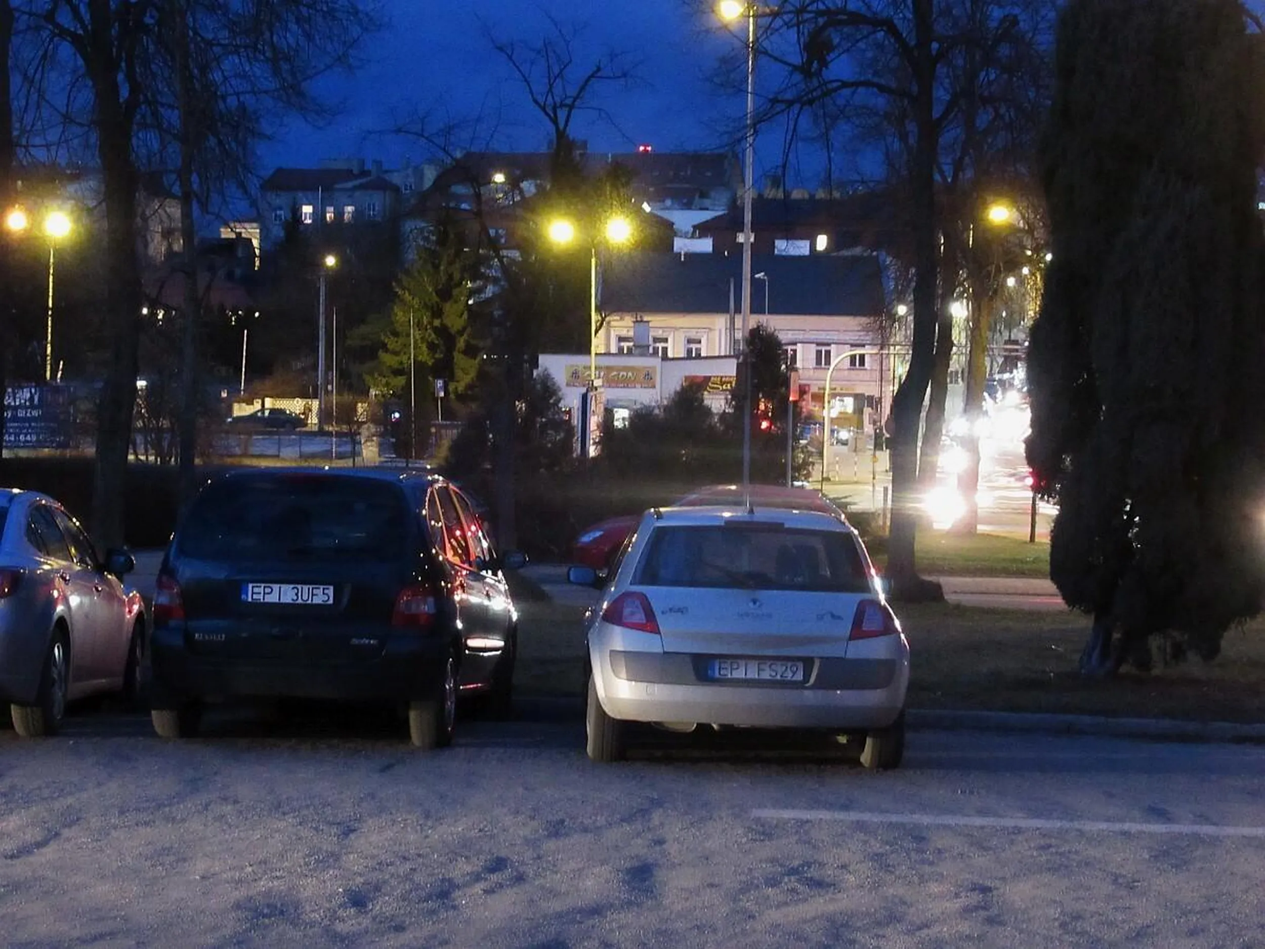 Parkowanie za linią ciągłą na ulicy jednokierunkowej, uniemożliwiające prawidłowy skręt w lewo na skrzyżowaniu.