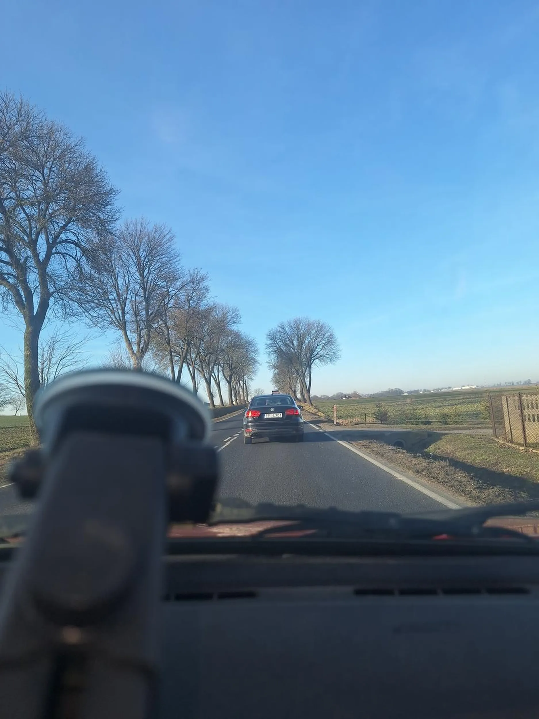 Wyprzedzał mnie a widział samochód z nad przeciwka i zajechał mi drogę, tatuś daje samochód młodemu zabójcy i jeszcze bierze pasażerów