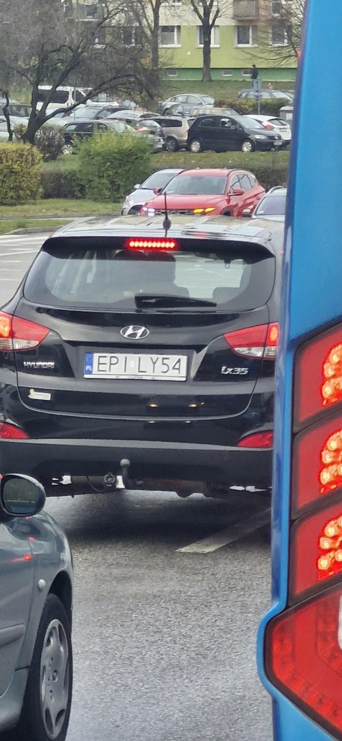 Brak zachowania ostrożności przy przejeżdżaniu obok pojazdu do nauki jazdy w Piotrkowie Trybunalskim na ulicy Żelaznej  poprzez zajechanie drogi i wymuszanie