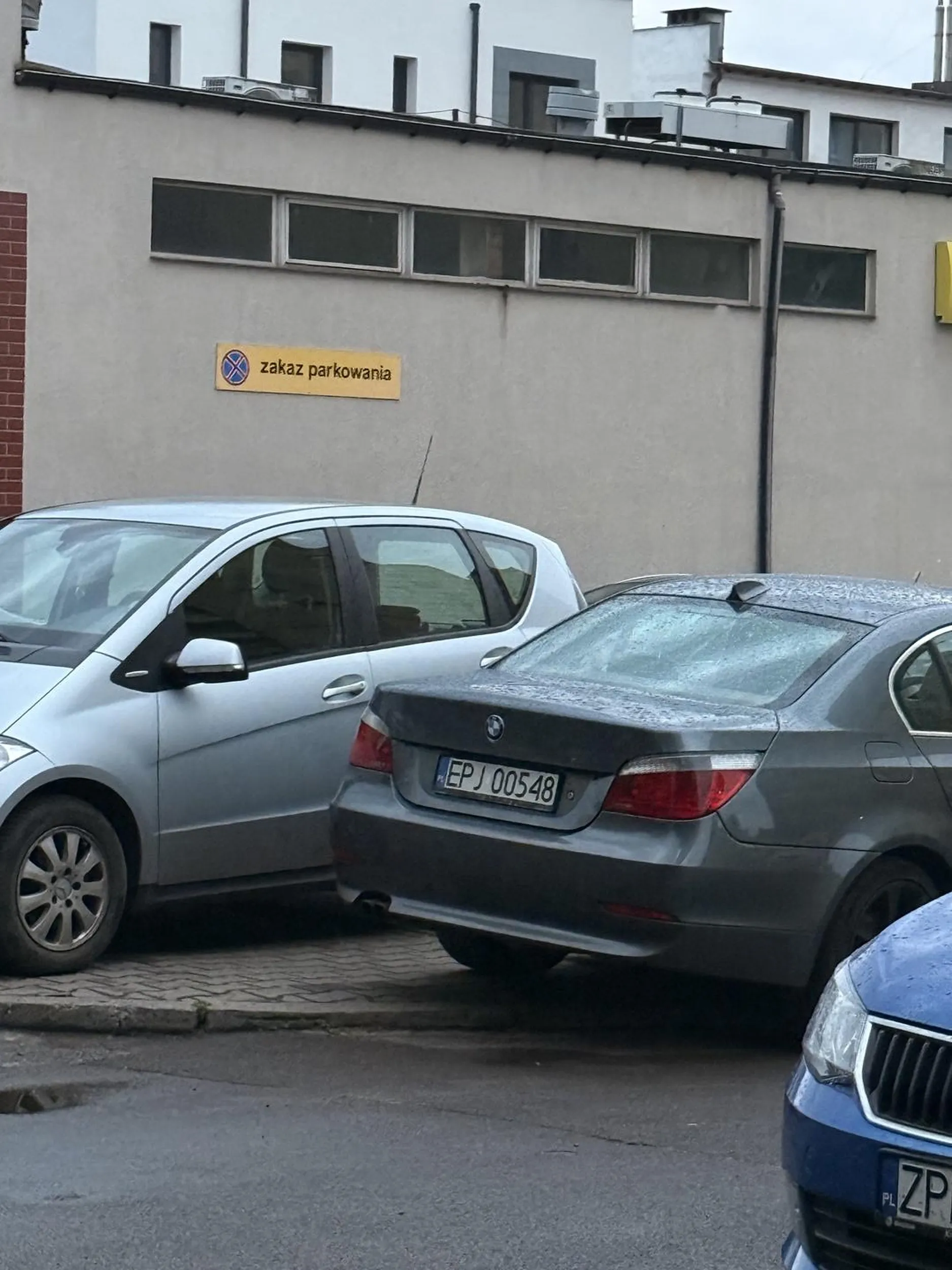 Pięknie zastawione przejście chodnikiem