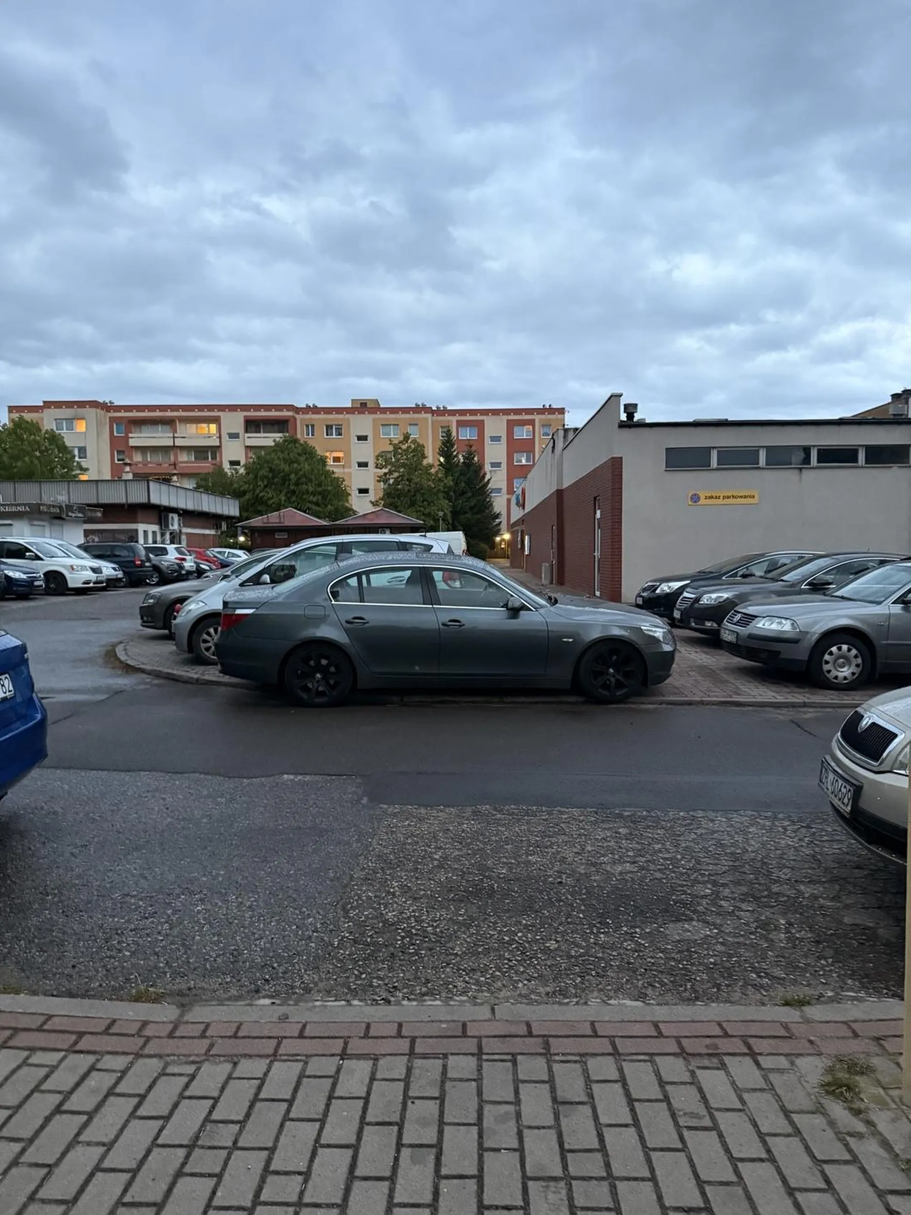 Pięknie zastawione przejście chodnikiem