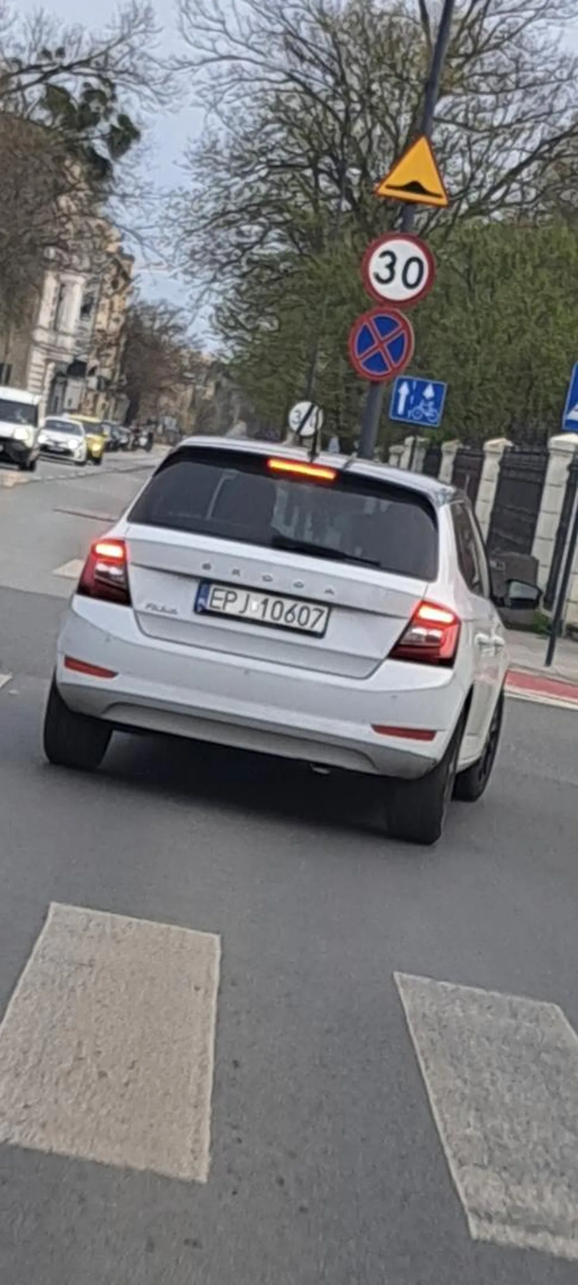 Cofa,  na skrzyżowaniu, do tyłu, nie zwracając uwagi, na inne pojazdy oraz nie używa kierunkowskazów.